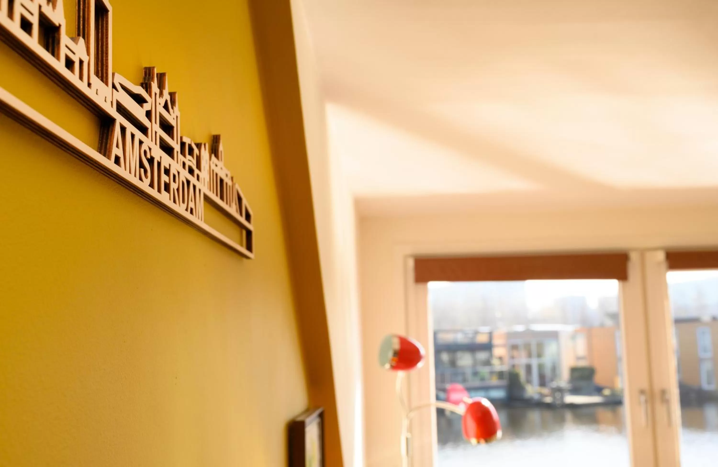 Houseboat studio with canalview and free bikes