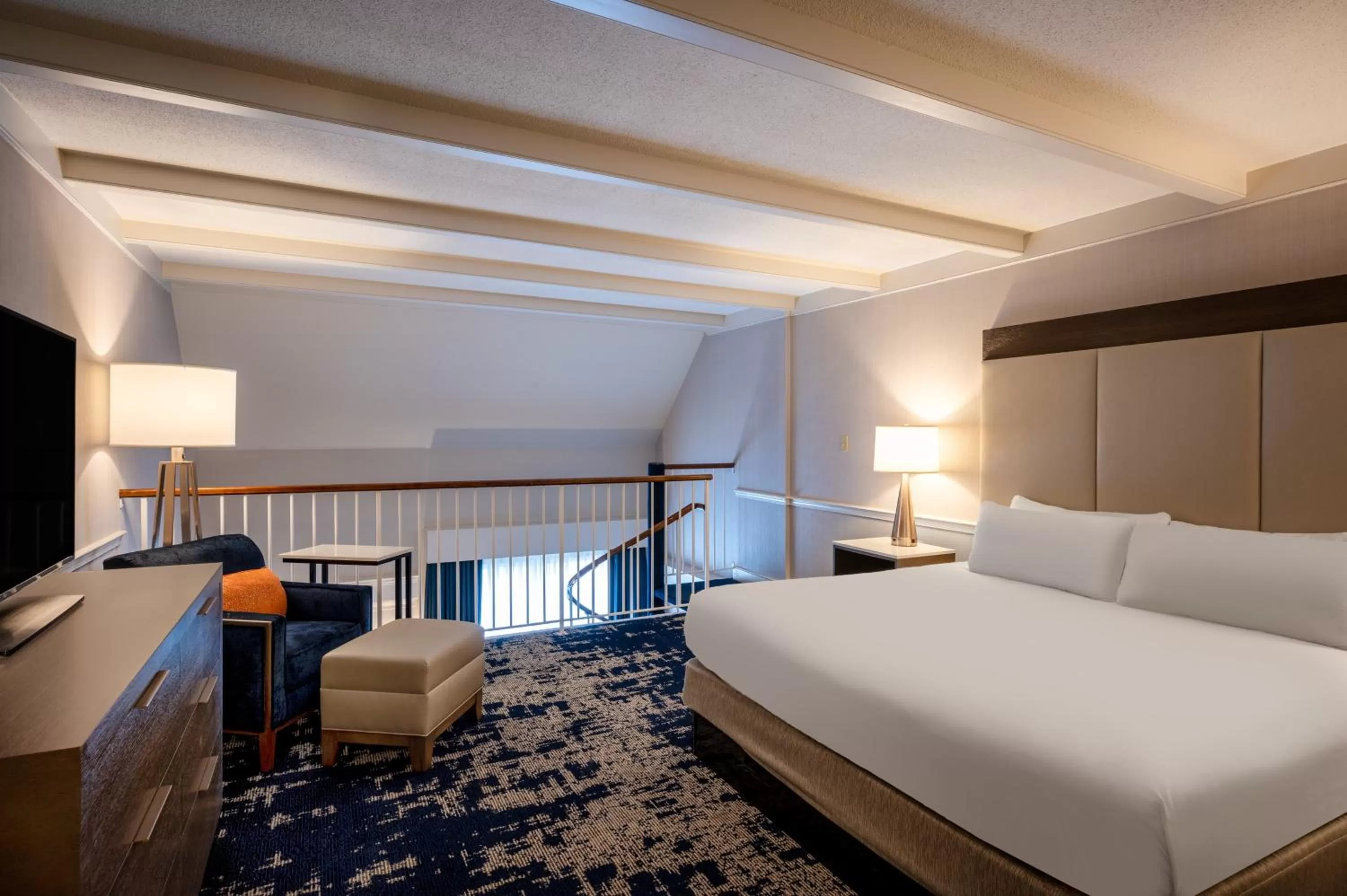 Bedroom, Bed in Crowne Plaza Albany - The Desmond Hotel