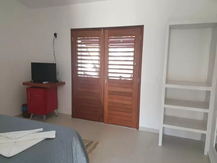 Bedroom, TV/Entertainment Center in Pousada Recanto da Praia