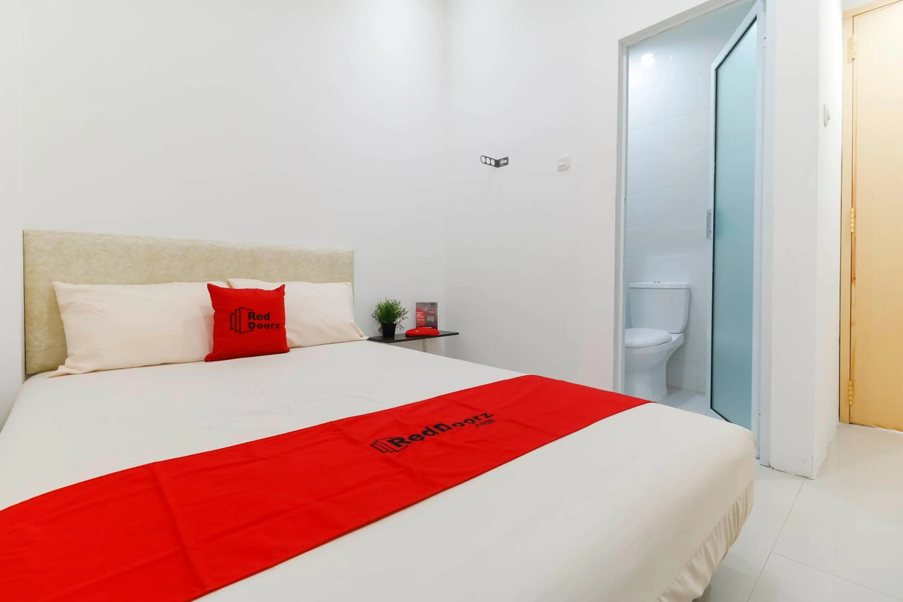 Bedroom, Bed in RedDoorz Plus @ Kapuk Business Park