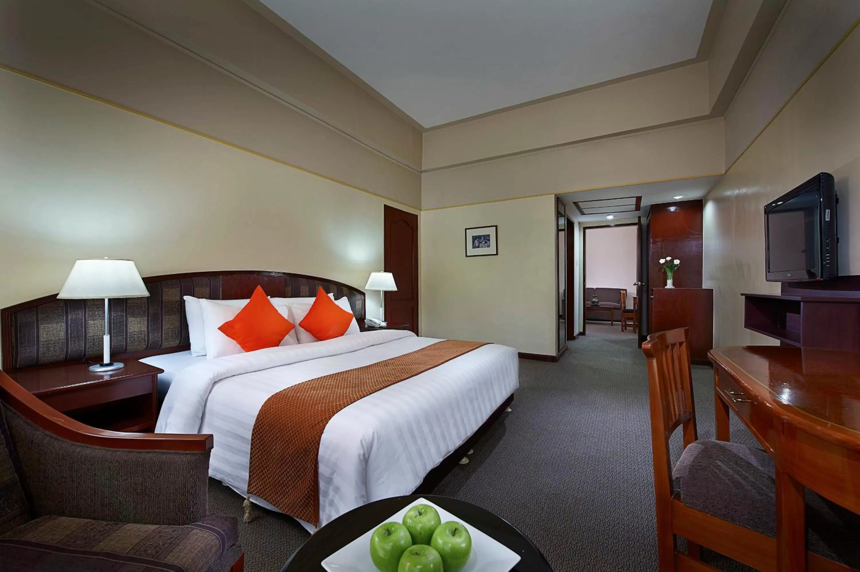 Bathroom, Bed in Berjaya Makati Hotel