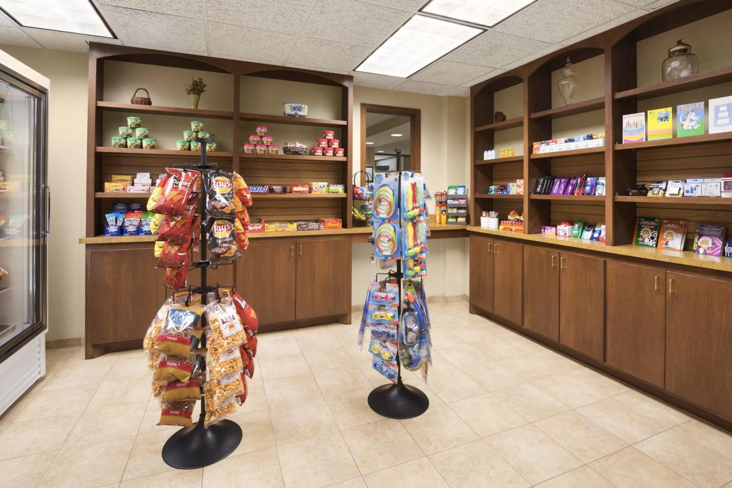 On-site shops in Country Inn & Suites by Radisson, Shoreview-Mounds View, MN