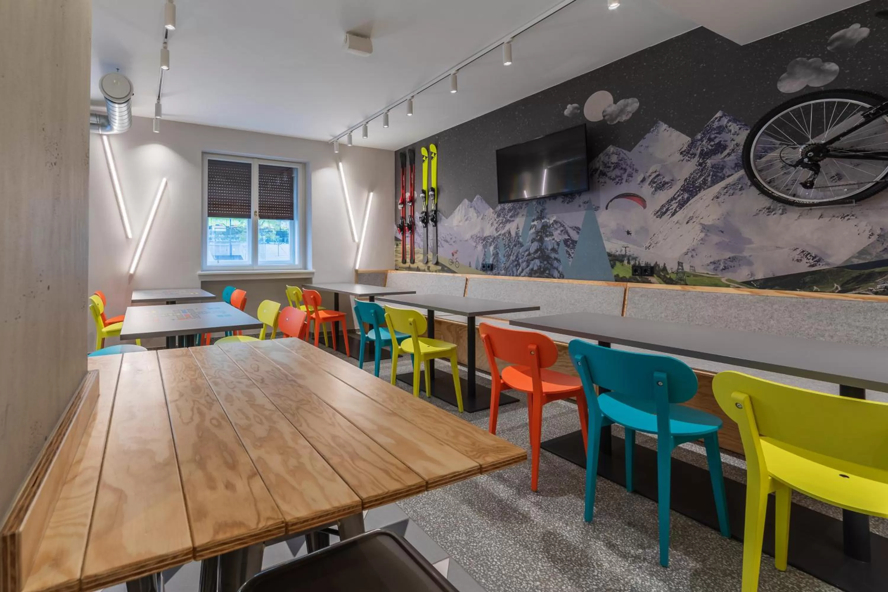 Breakfast, Lounge/Bar in MEININGER Hotel Innsbruck Zentrum