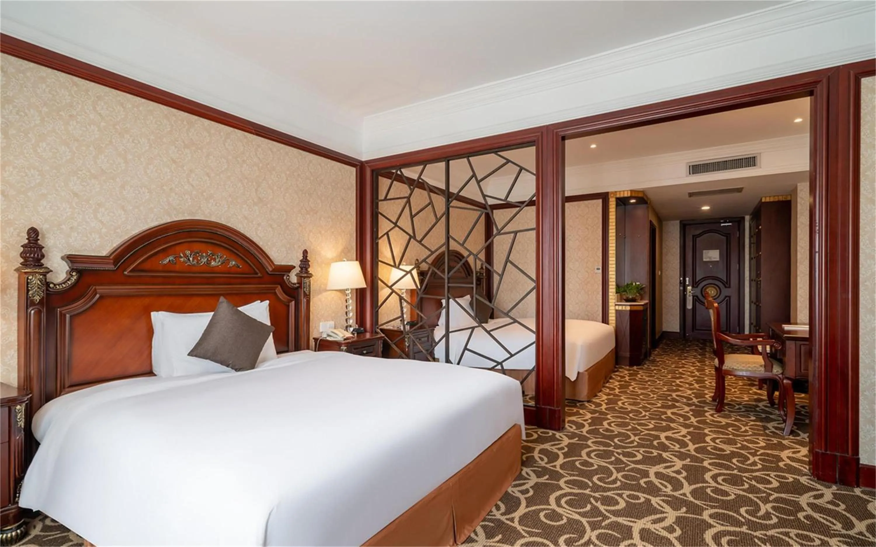 Photo of the whole room, Bed in Wyndham Shanghai Hongqiao