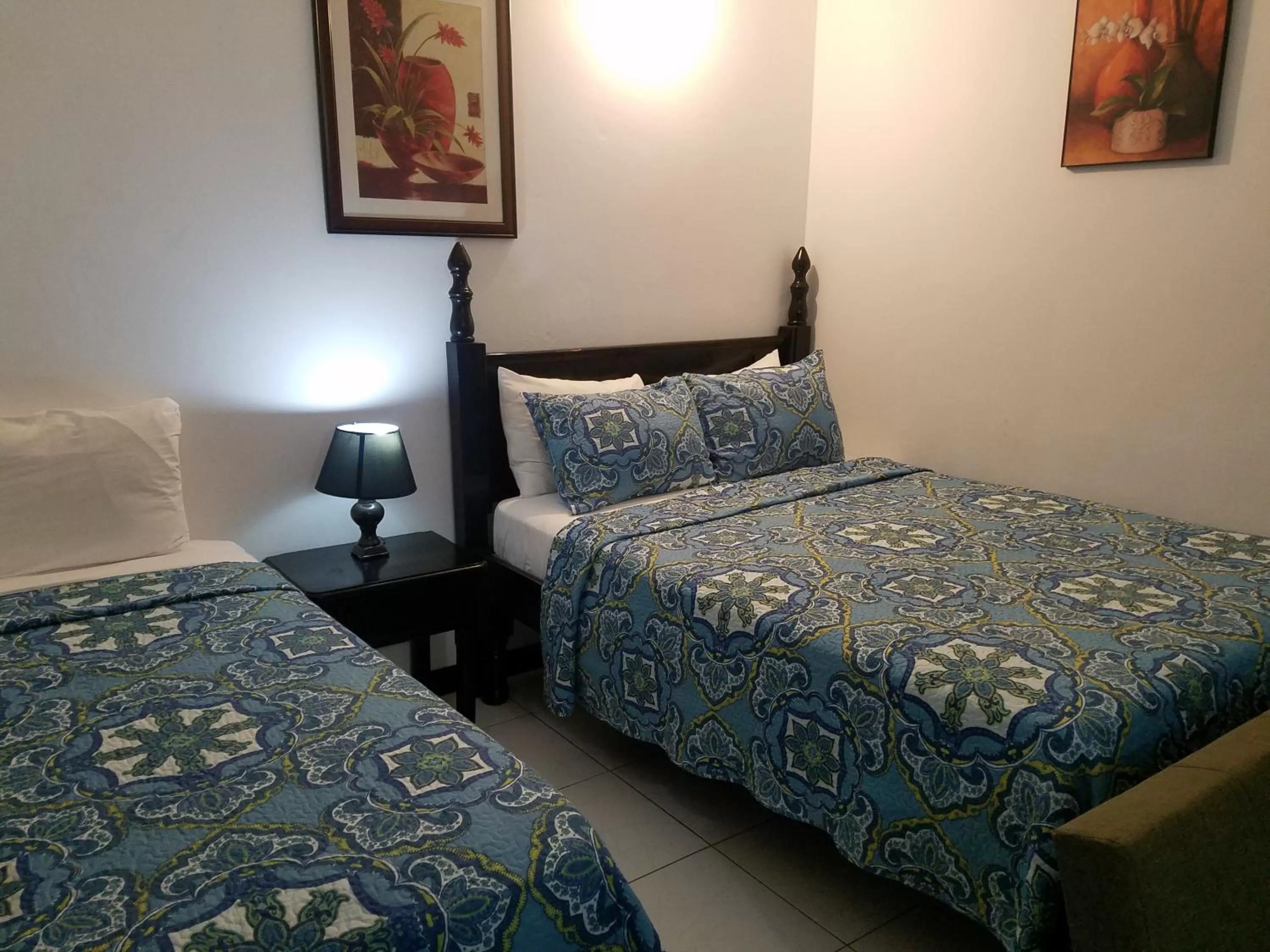 Bedroom, Bed in Roots Cafe Rooms