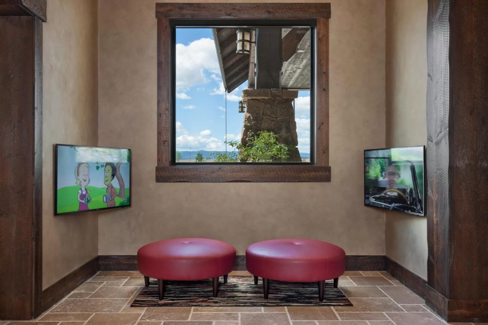 Communal lounge/ TV room in Glacier International Lodge