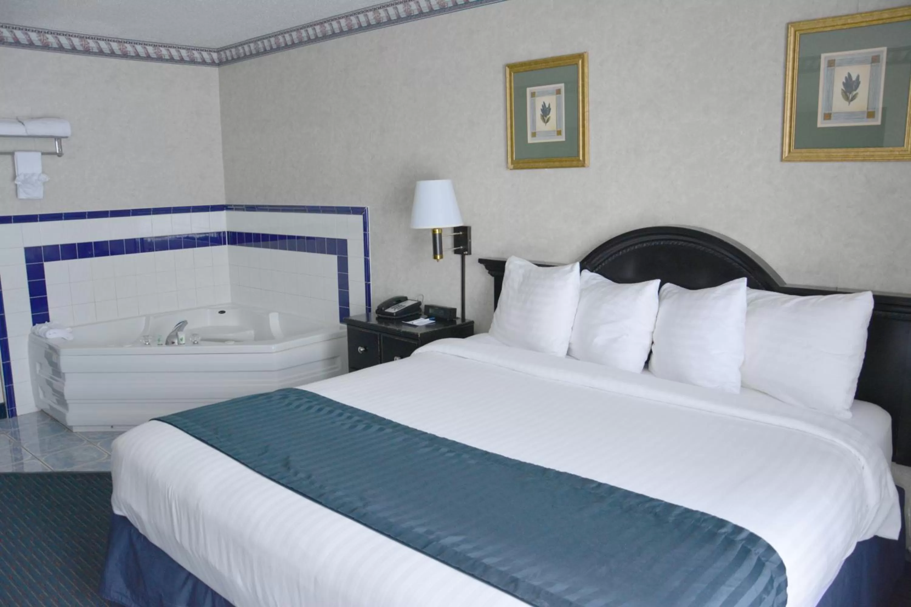 Bedroom, Bed in Travelodge by Wyndham Milwaukee