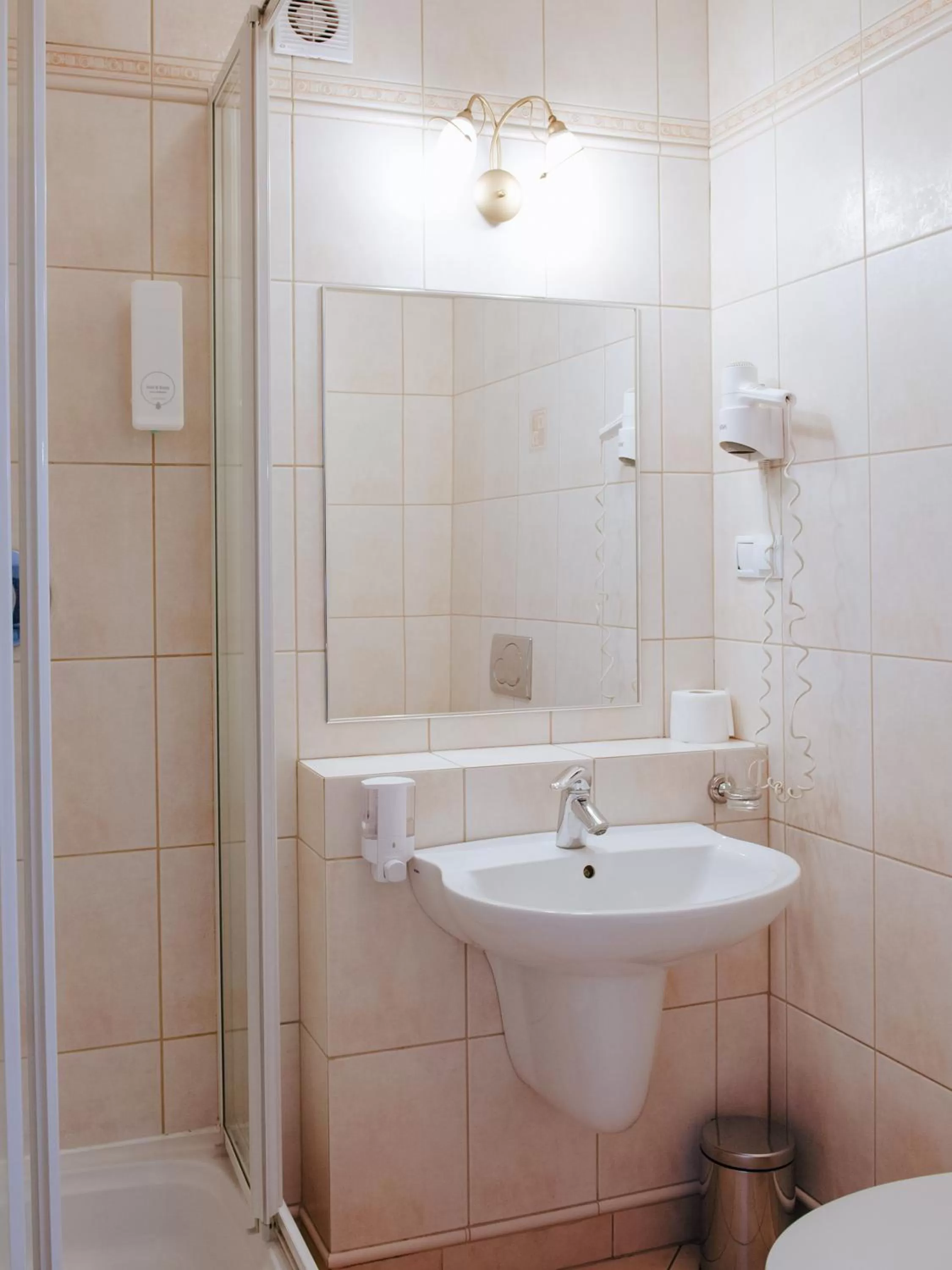 Shower in Hotel Koloseum