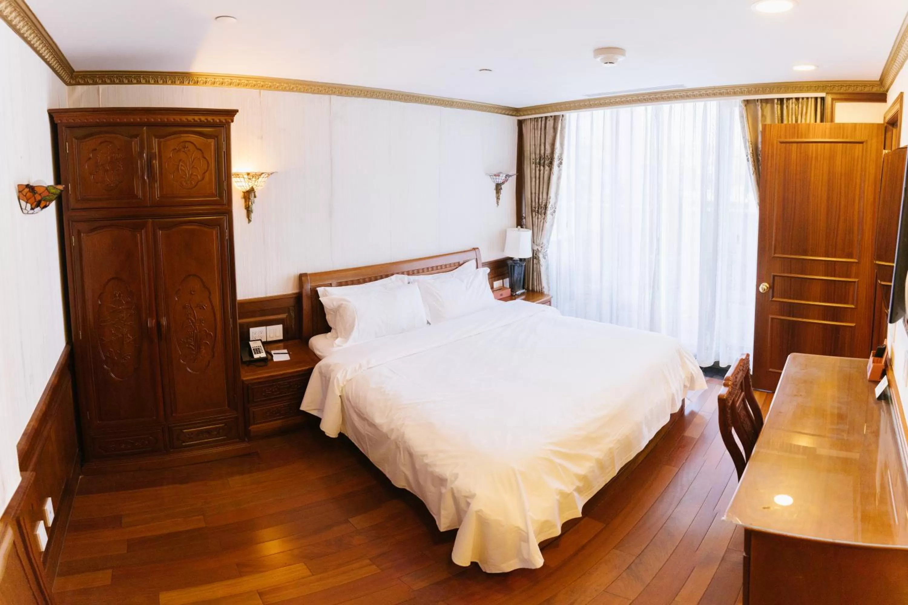 Bed in The Allen Hotel