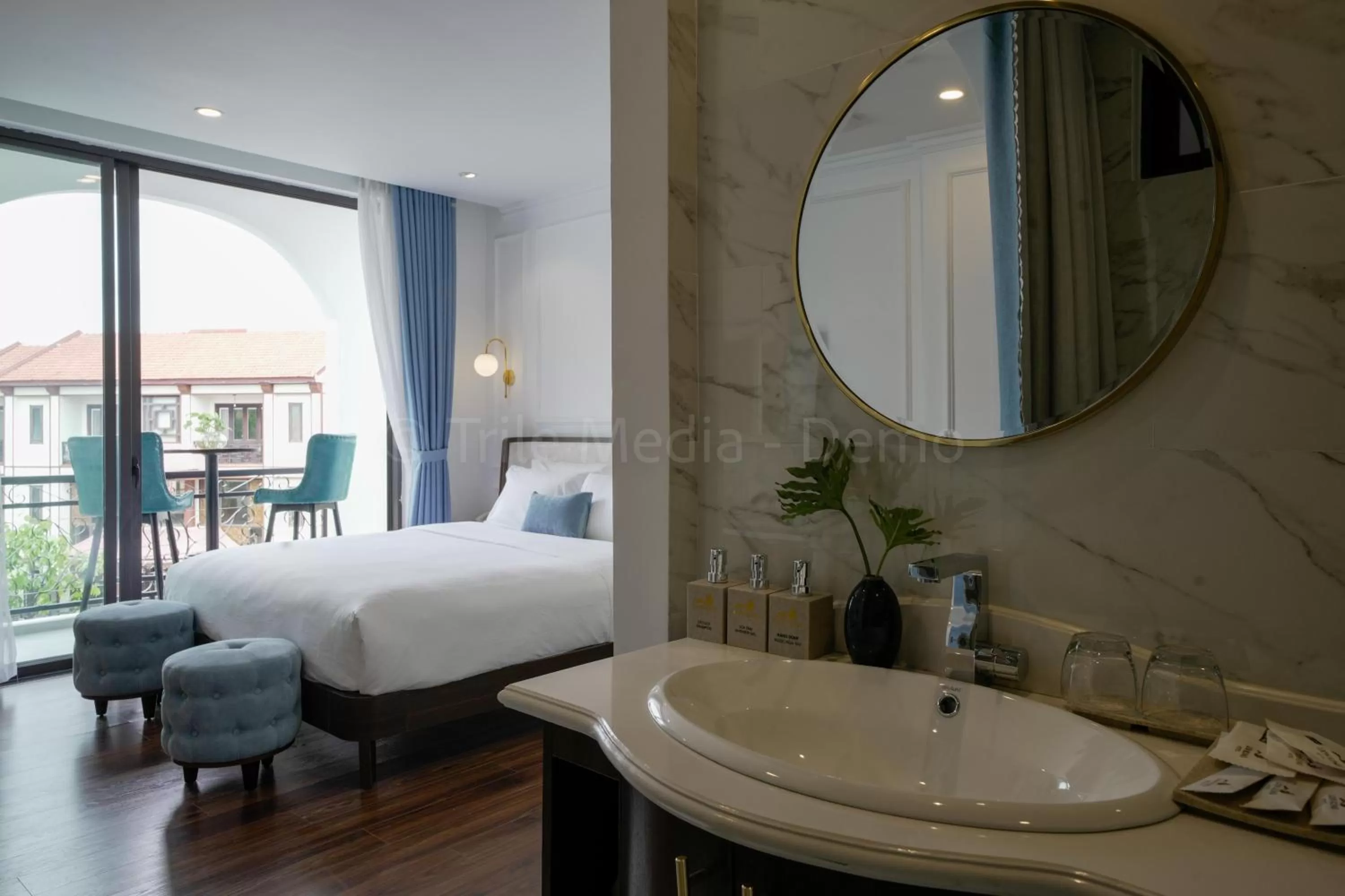 Bathroom, Bed in Lion King Hotel