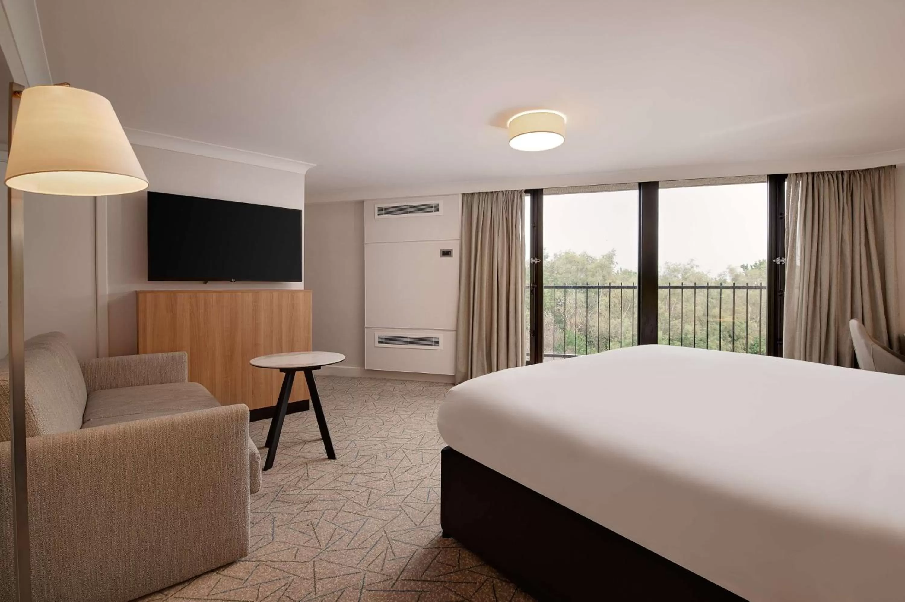 View (from property/room), Bed in Hilton Birmingham Metropole Hotel