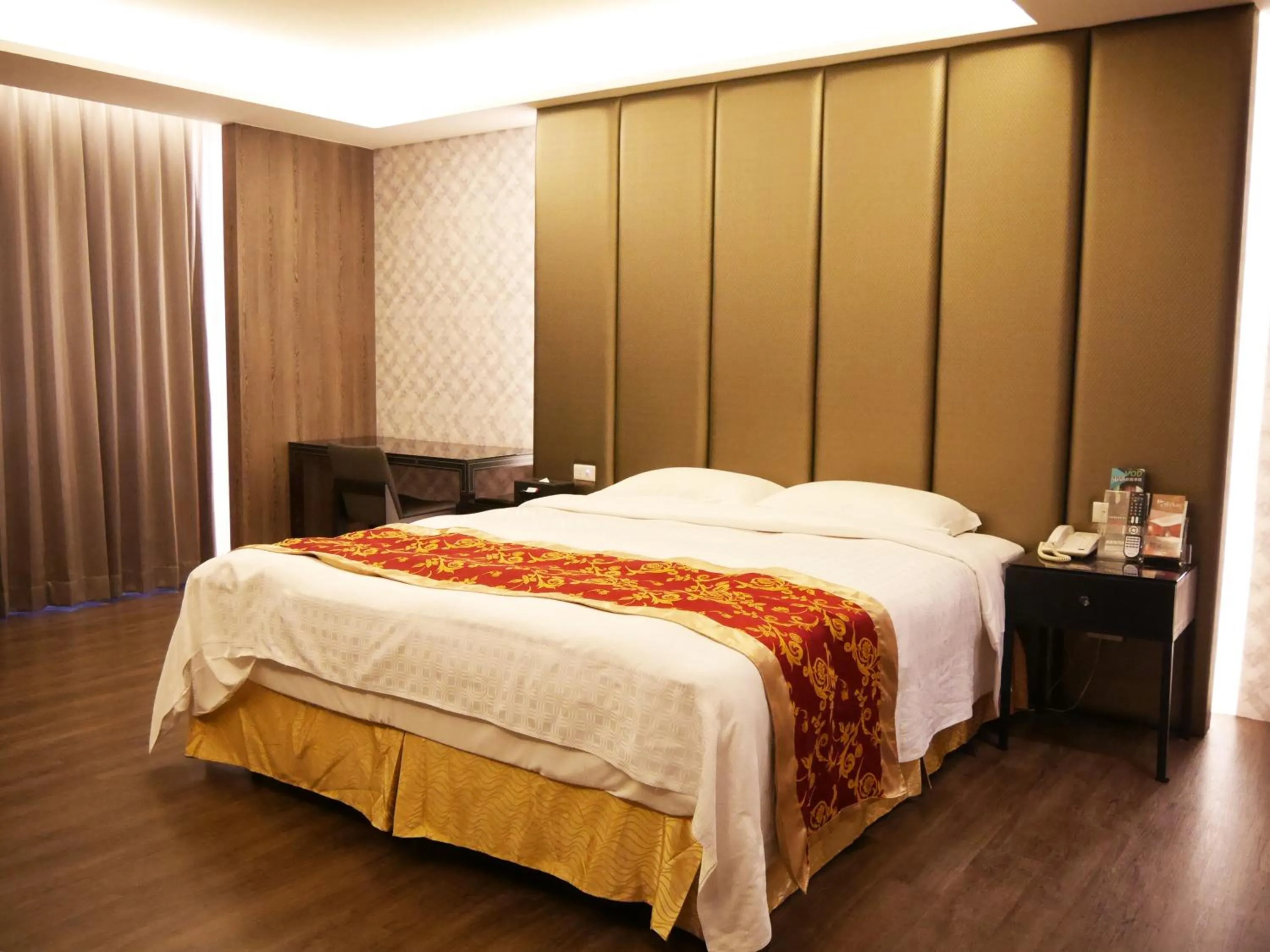 Photo of the whole room, Bed in Refinement Motel