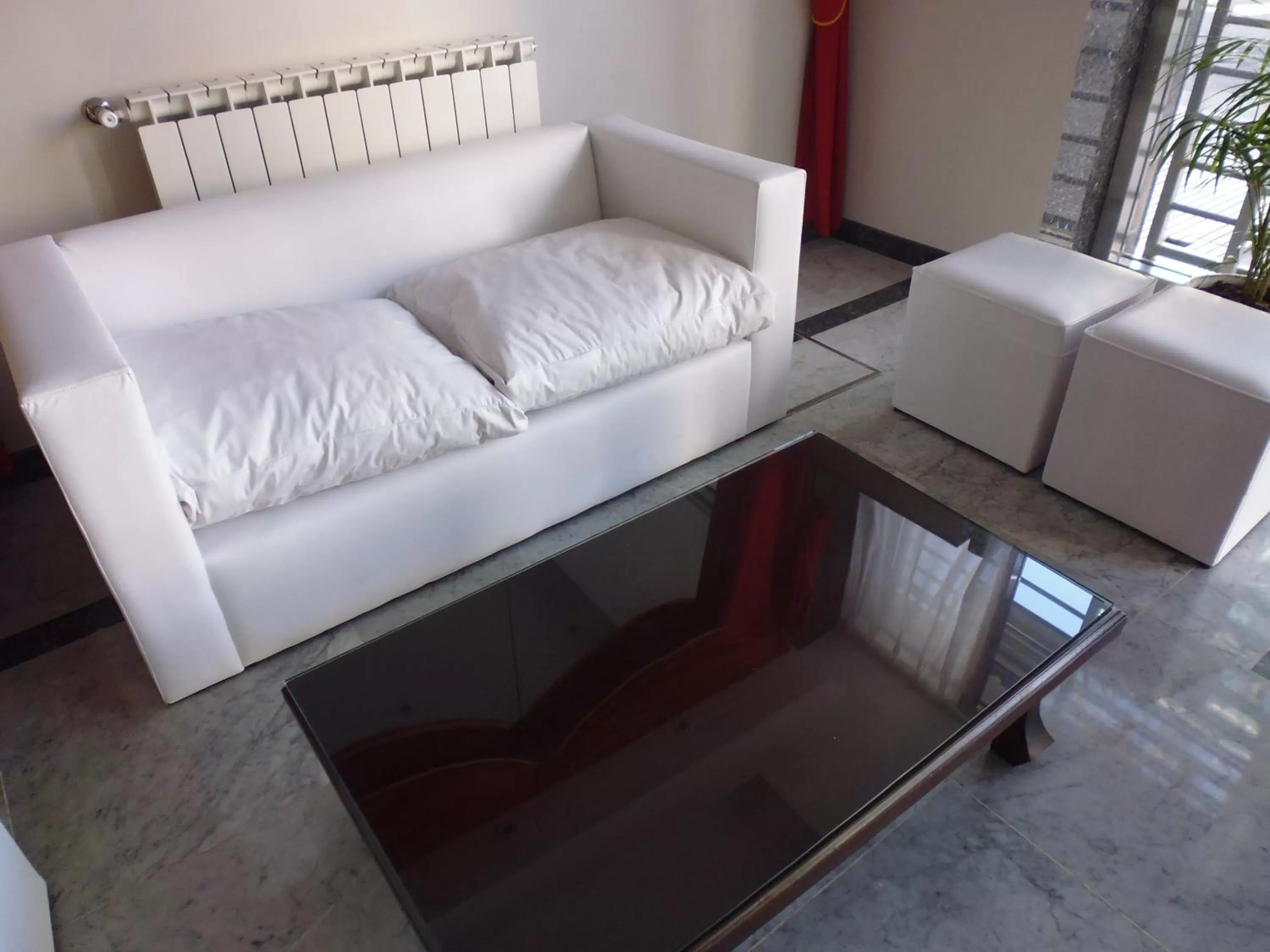 Living room, Bed in Hotel Athos