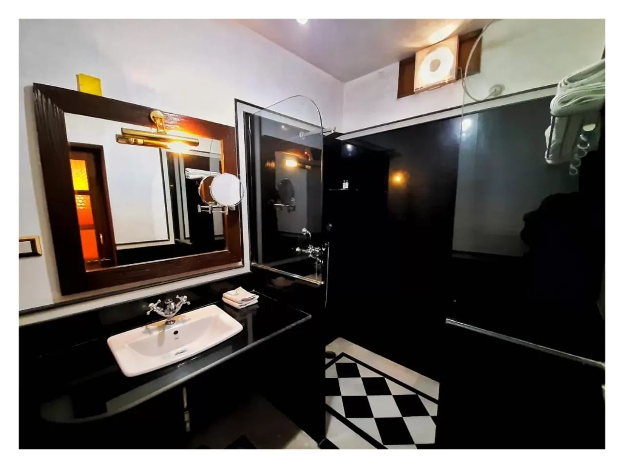Shower in Hotel Pleasant Haveli - Only Adults