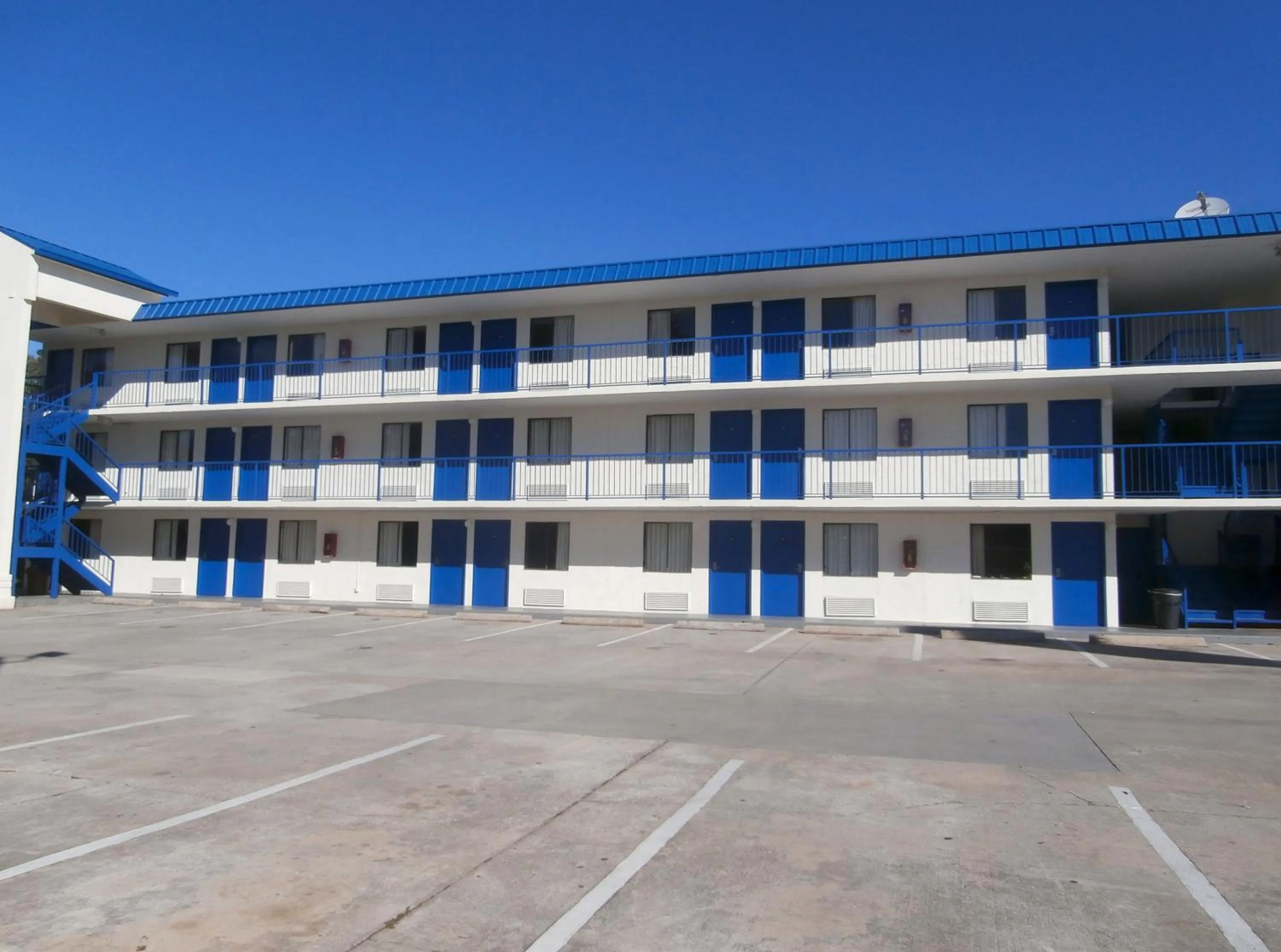 Property building in Americas Best Value Inn Tucker