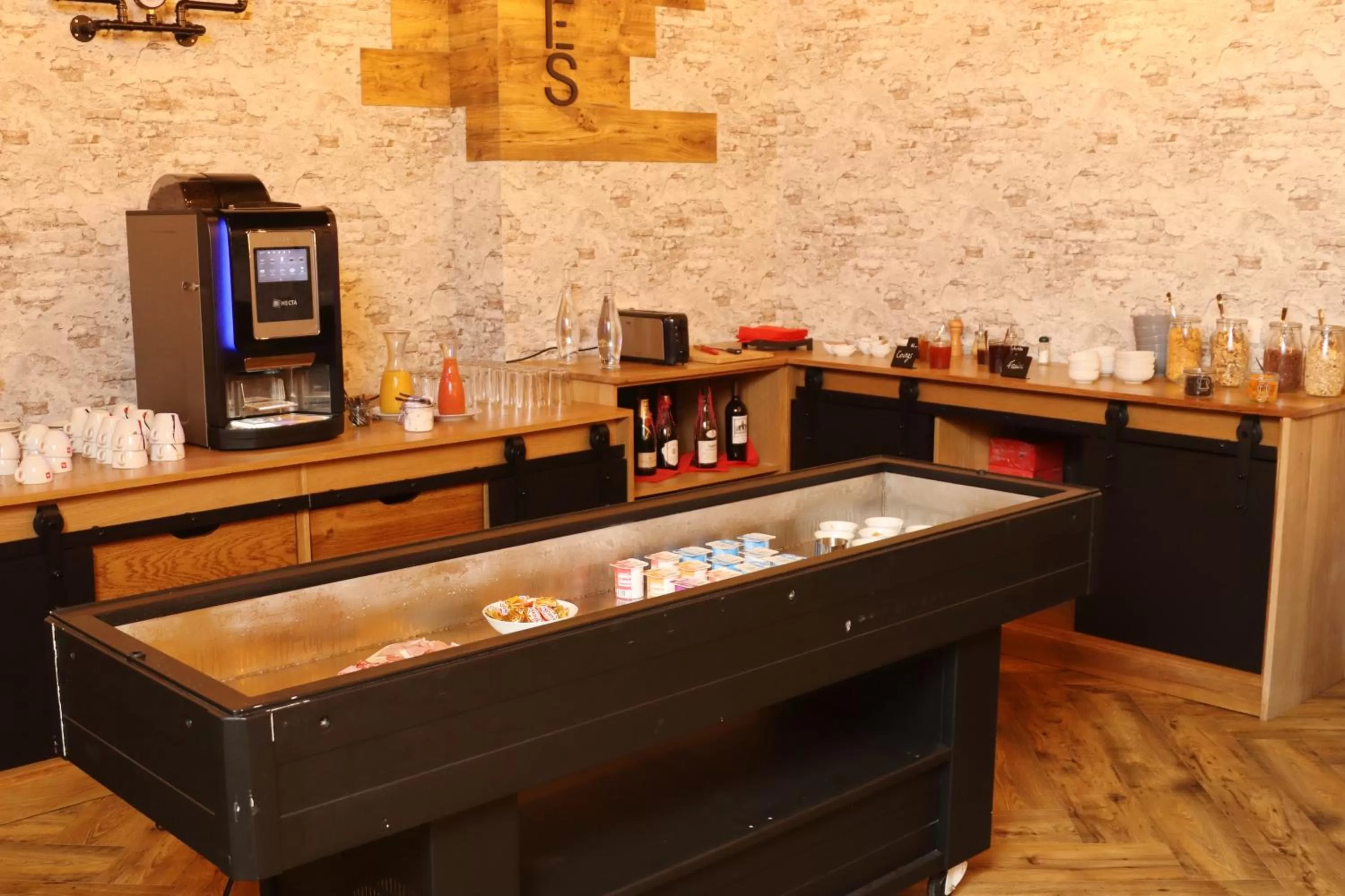 Breakfast in Hôtel & Restaurant Le Patio VICHY