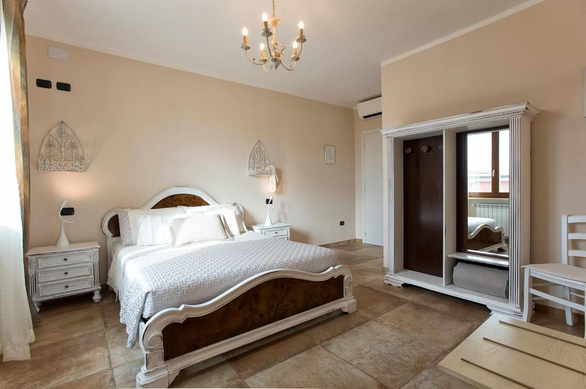 Bed in Villa Malvasio Pool and Jacuzzi Room Sassari