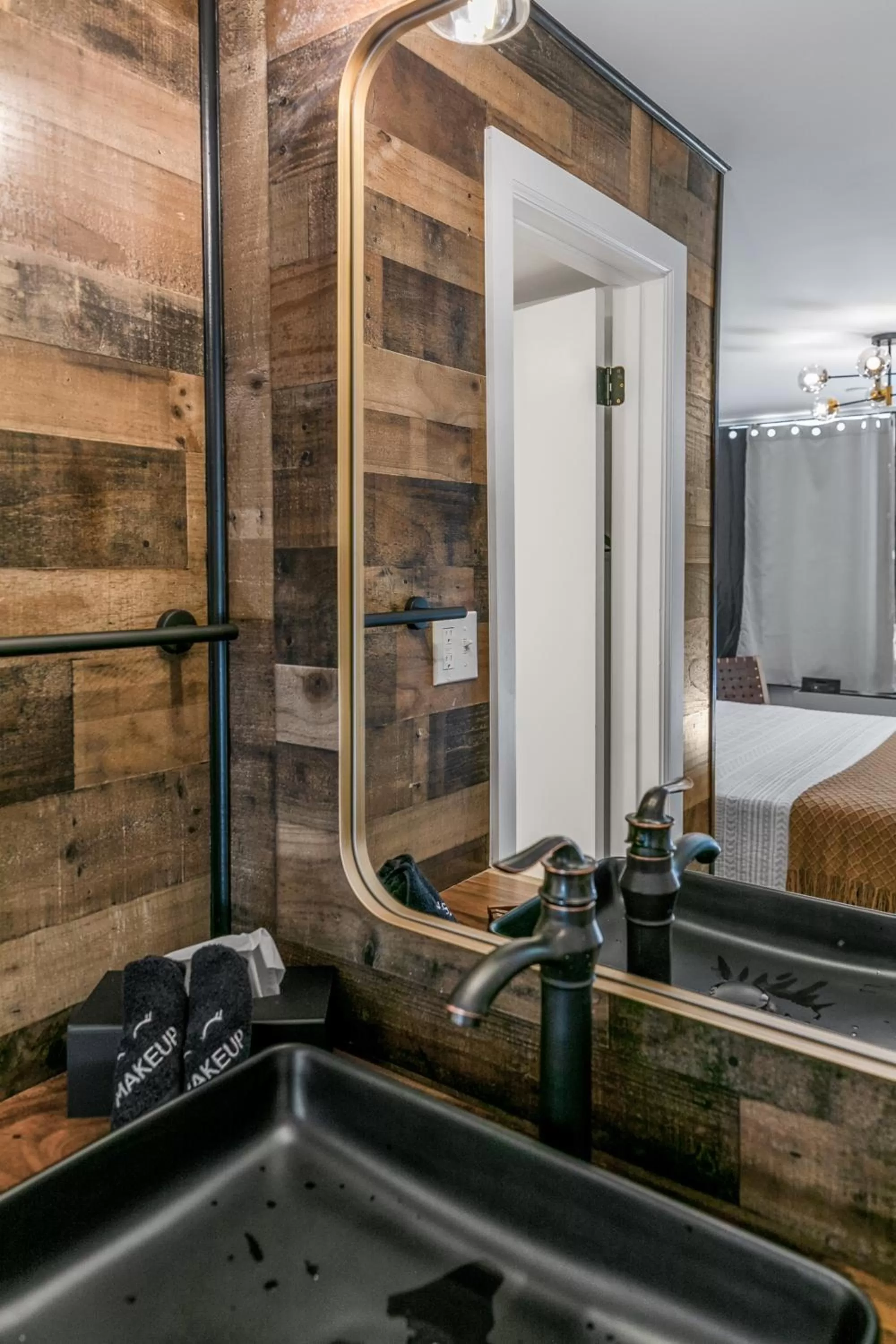 Bathroom in Candlewick Inn and Suites