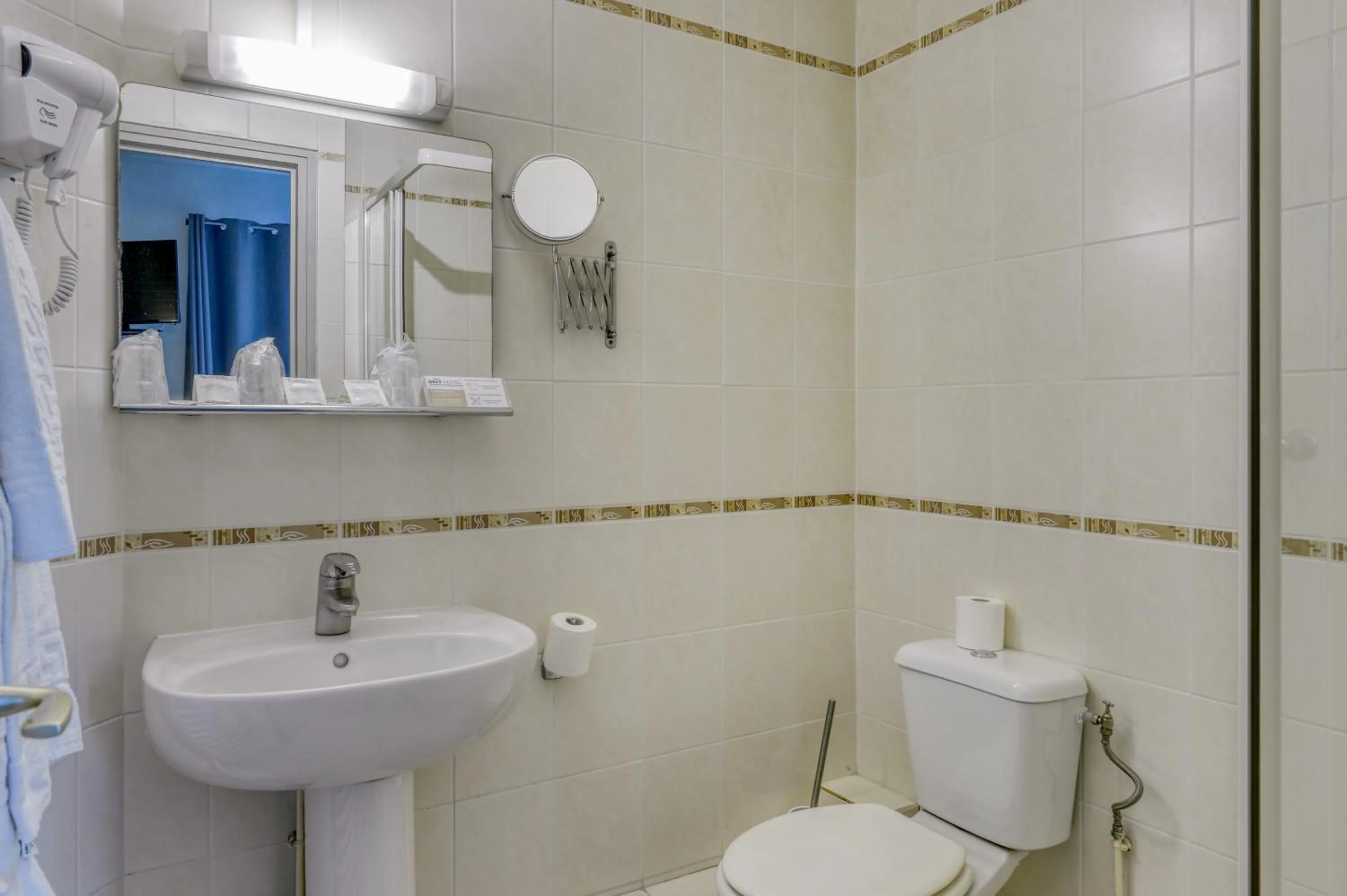 Bathroom in Brit Hotel du Commerce Bergerac