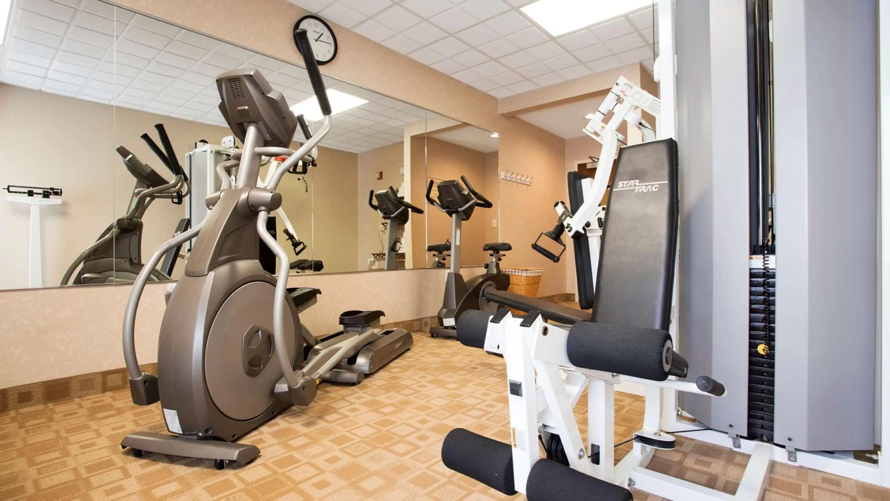 Fitness centre/facilities in Best Western Plus Edison Inn