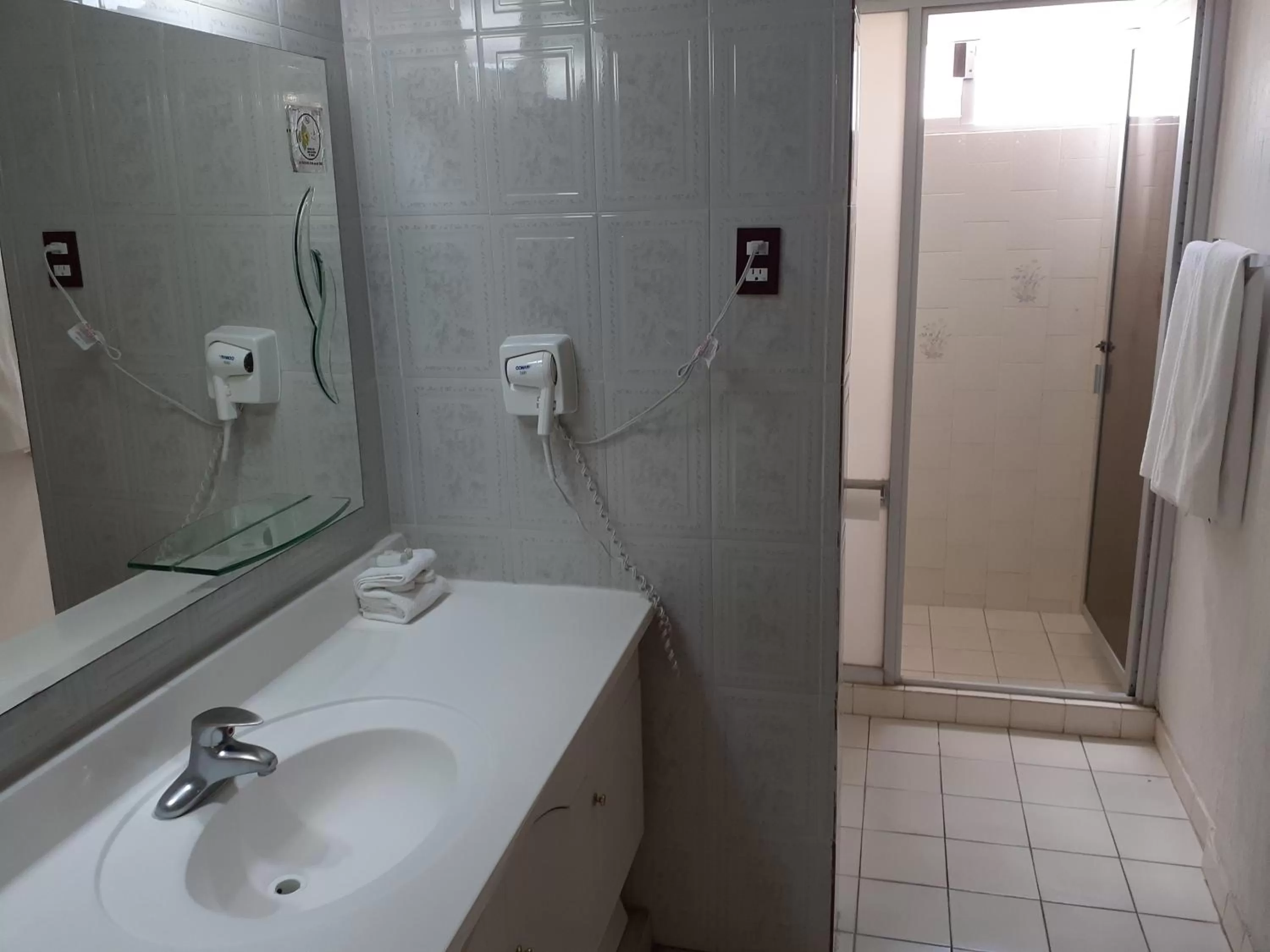 Bathroom in Leo Hotel