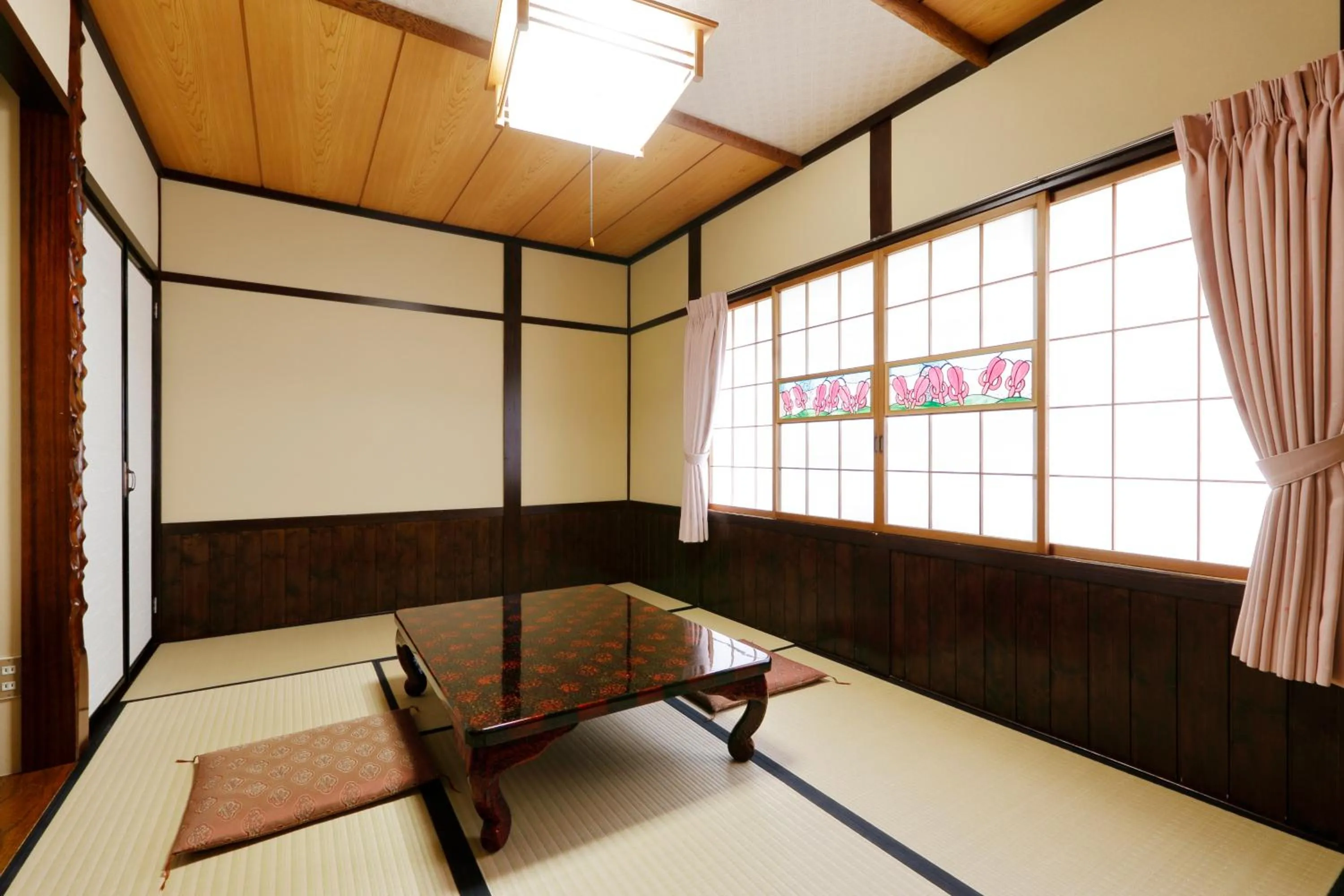 Photo of the whole room in Tsuyukusa