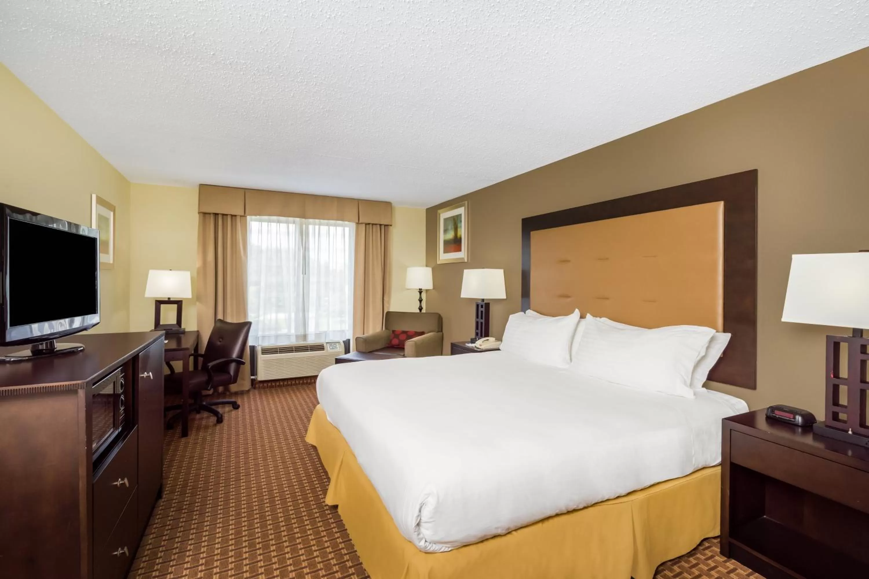 Photo of the whole room, Bed in Holiday Inn Express Hotel & Suites-North East by IHG