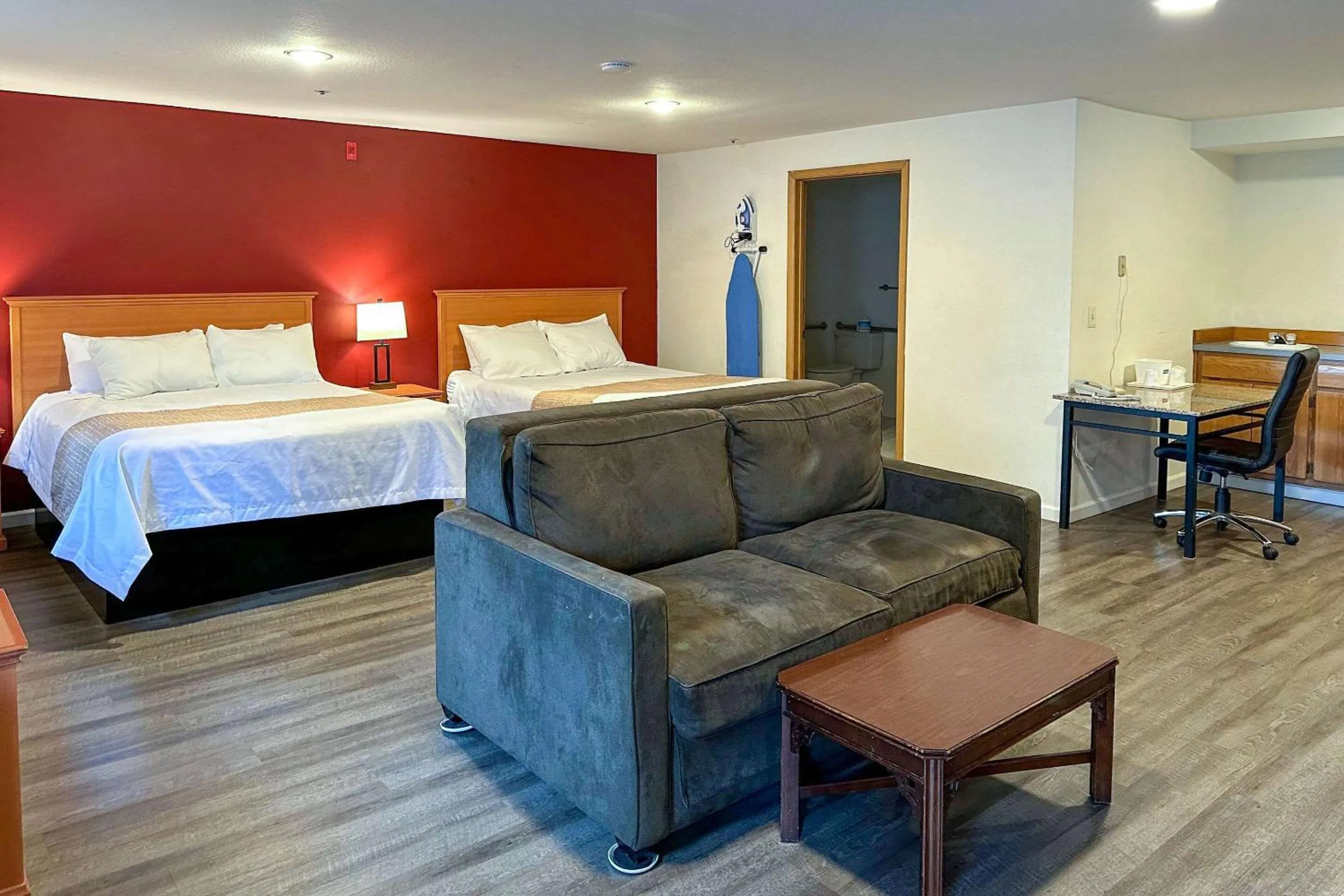 Bedroom, Bed in Econo Lodge Edmonds North Seattle