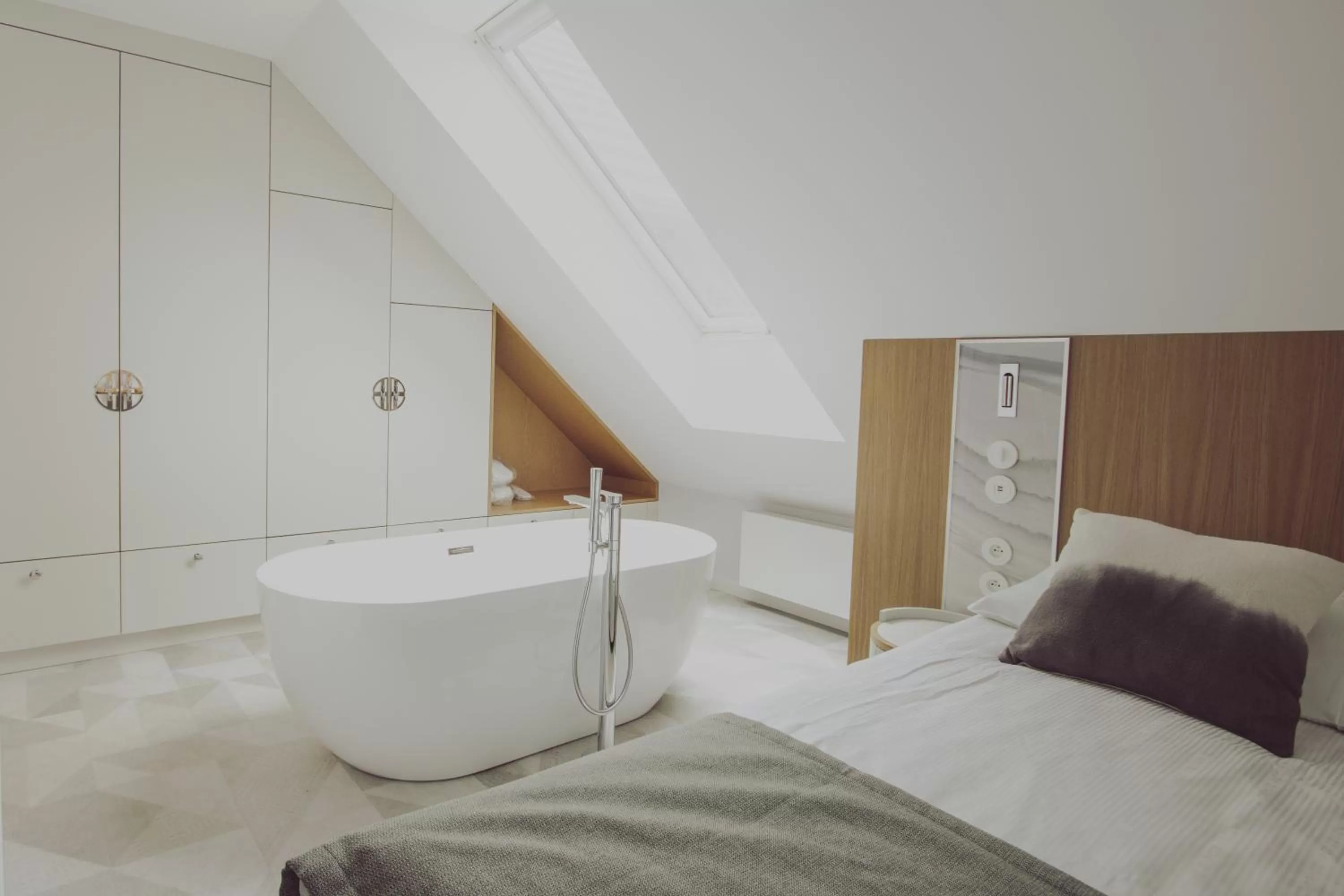 Hot Tub, Bathroom in Hotel Zhong Hua