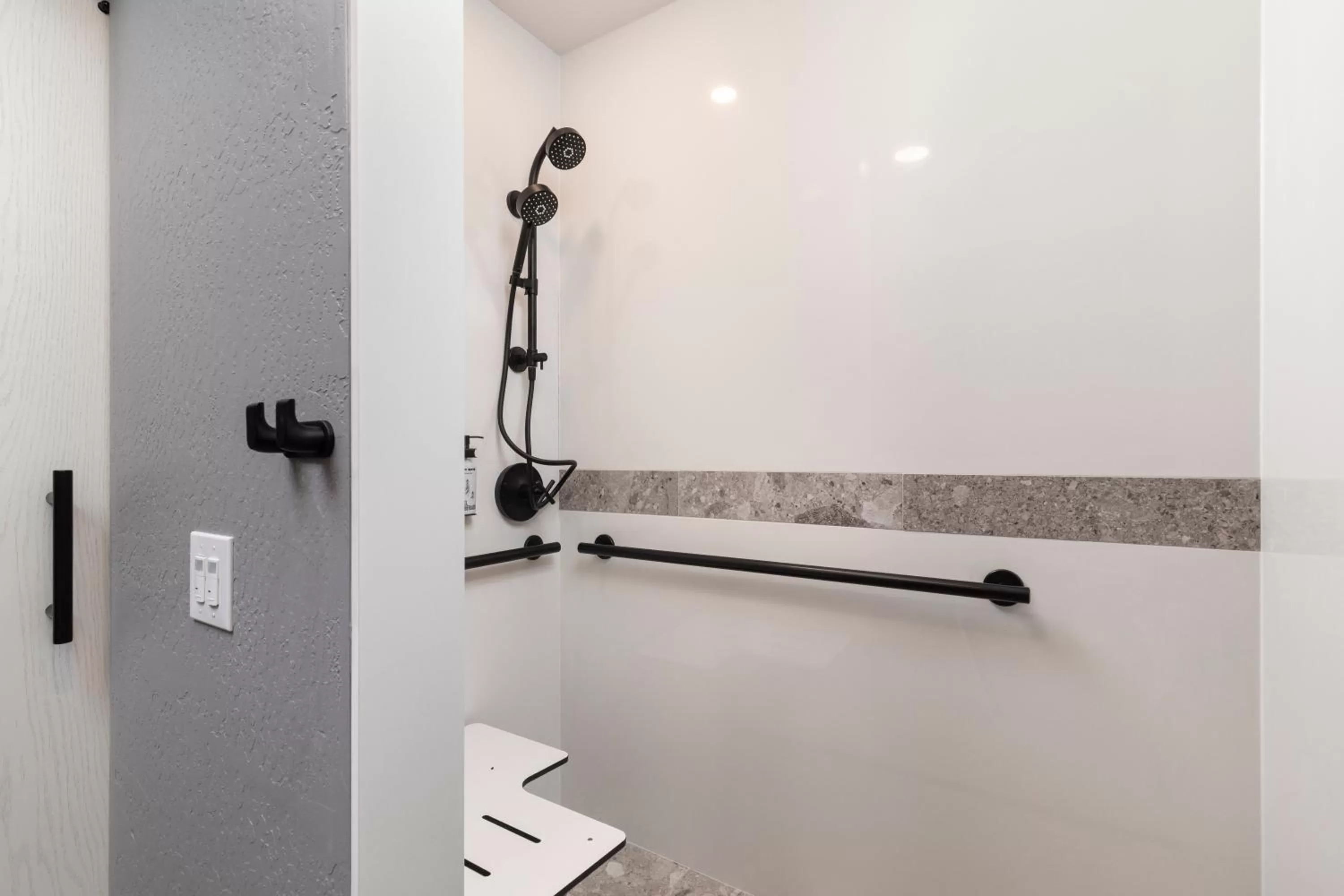 Shower in Hotel Lumberjack - Sonora