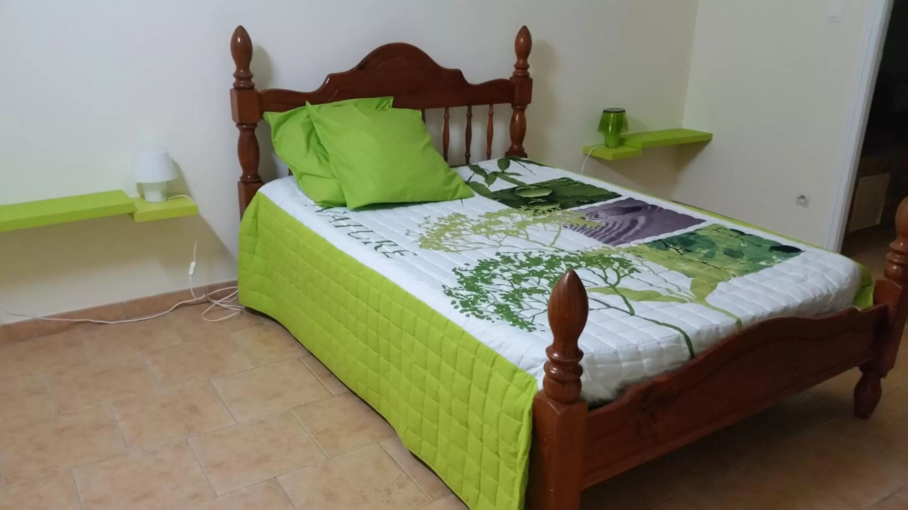 Photo of the whole room, Bed in L'Oliveraie