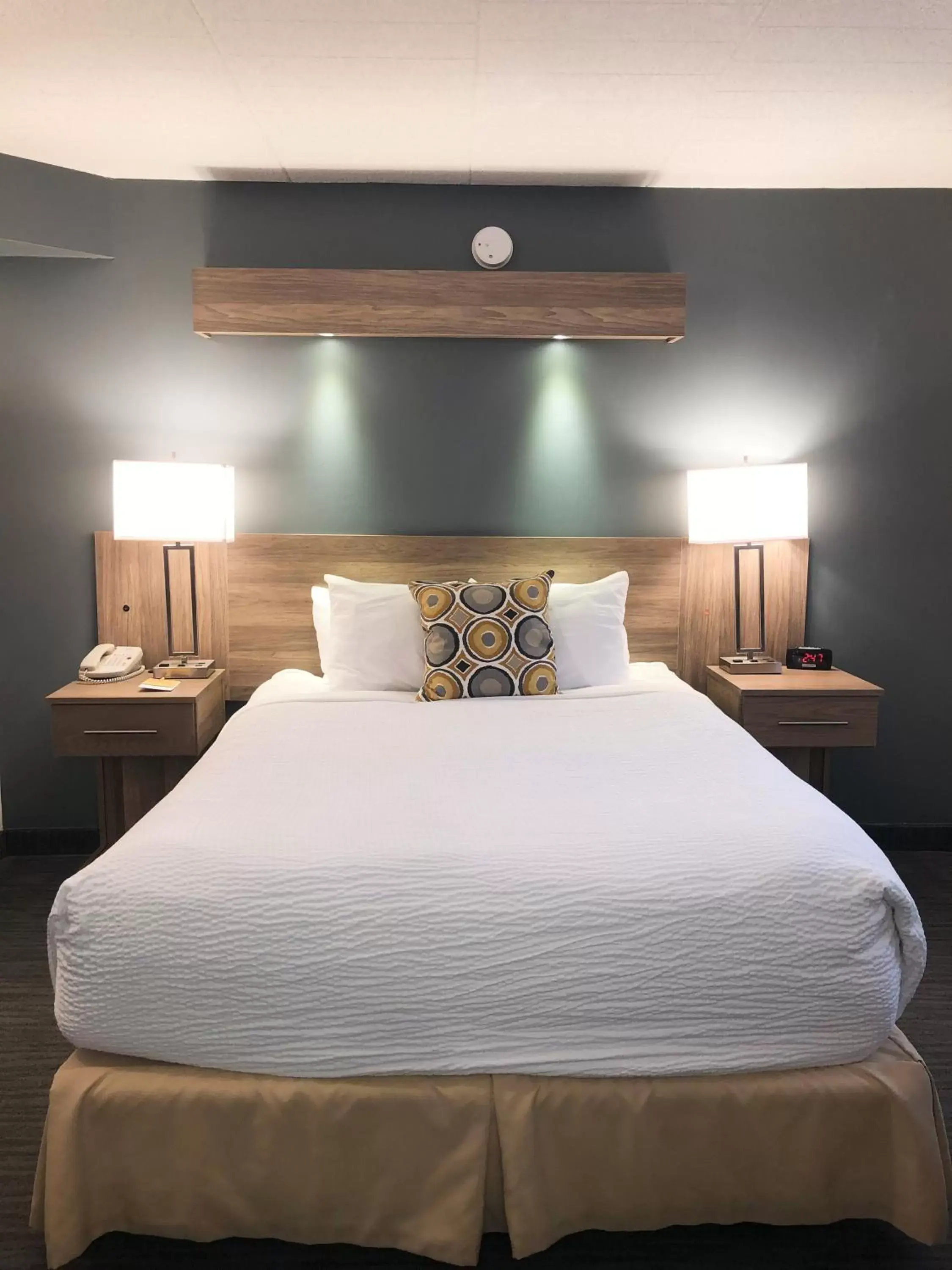 Queen Room in Days Inn by Wyndham Niagara Falls Centre St By the Falls Queen Room in Days Inn by Wyndham Niagara Falls Centre St By the Falls