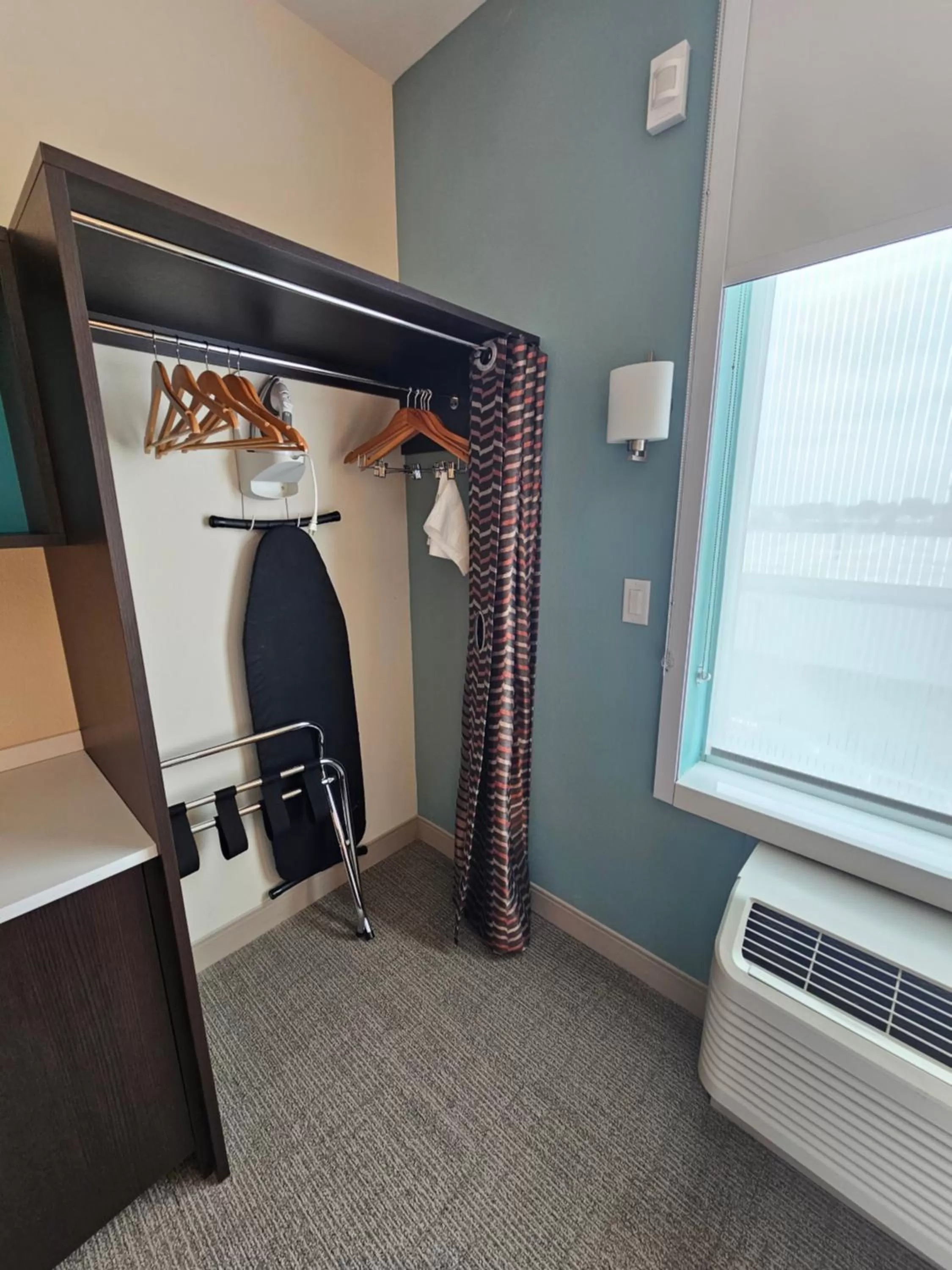 wardrobe, Bed in Home2 Suites By Hilton Allentown Bethlehem Airport