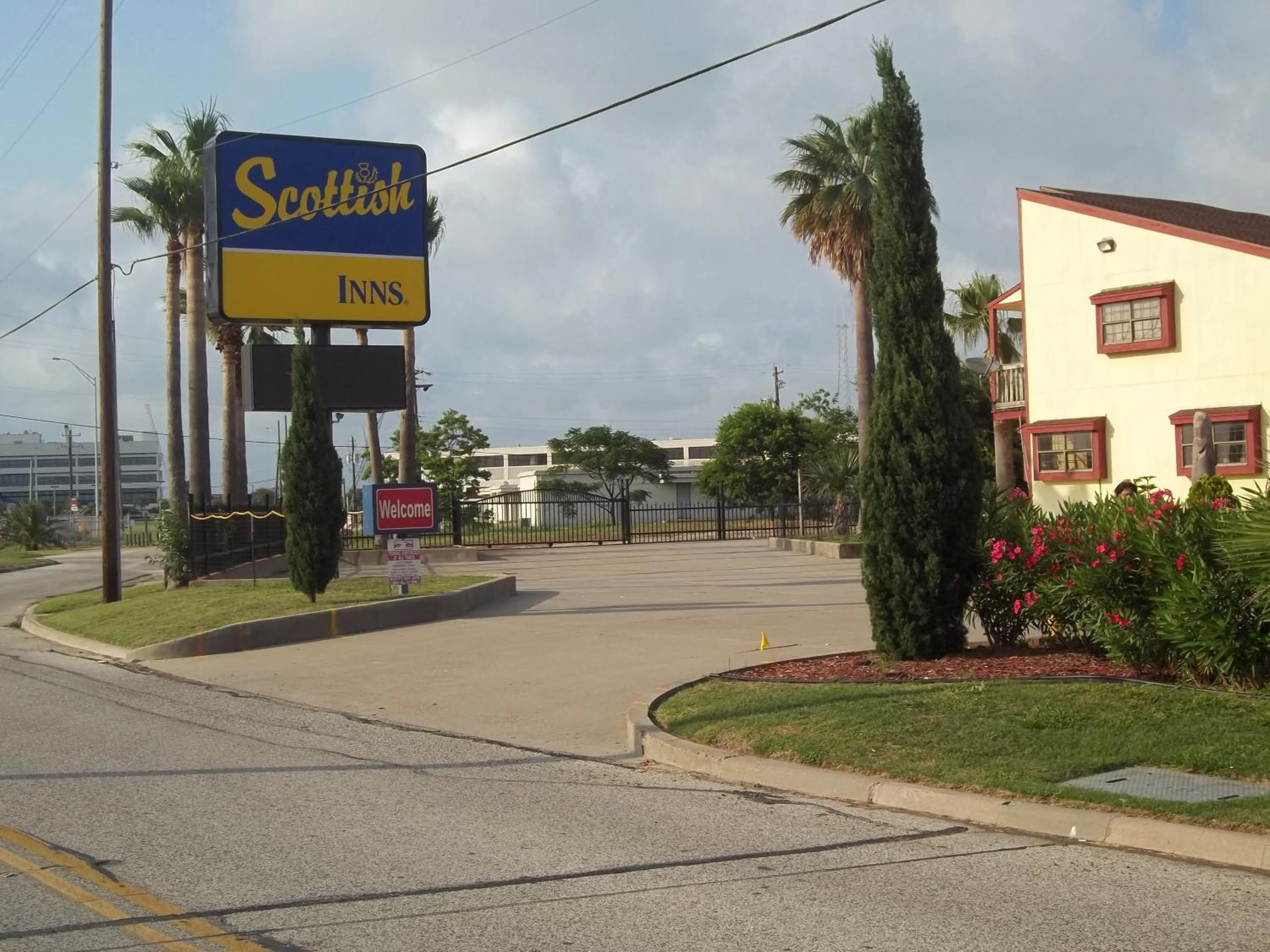Facade/entrance in Scottish Inns Galveston