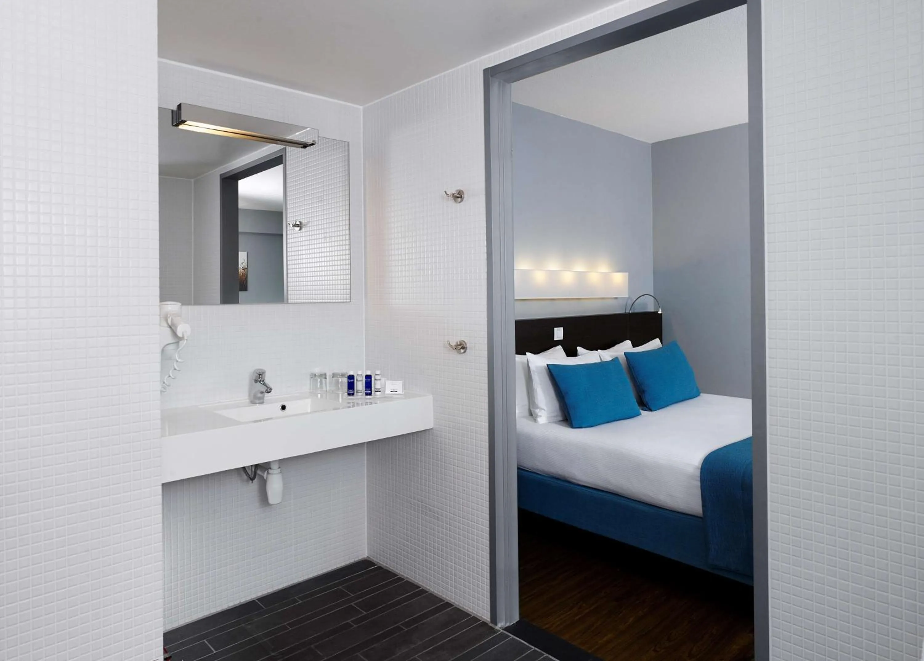 Bathroom, Bed in Park Plaza Amsterdam Airport