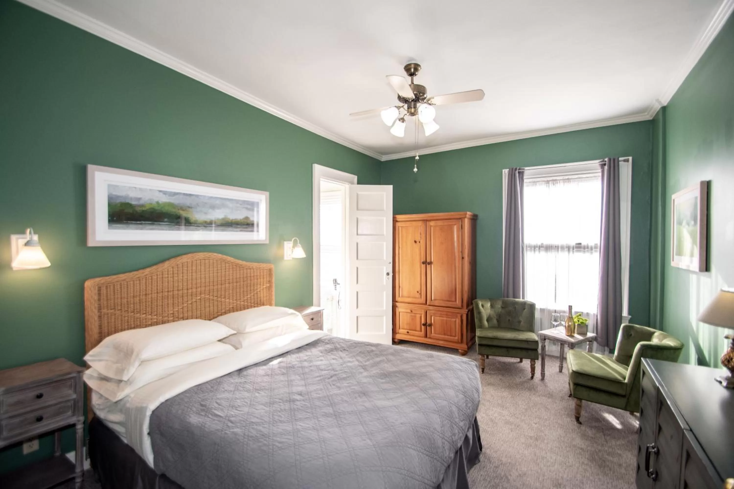 Photo of the whole room, Bed in Looking Glass Inn