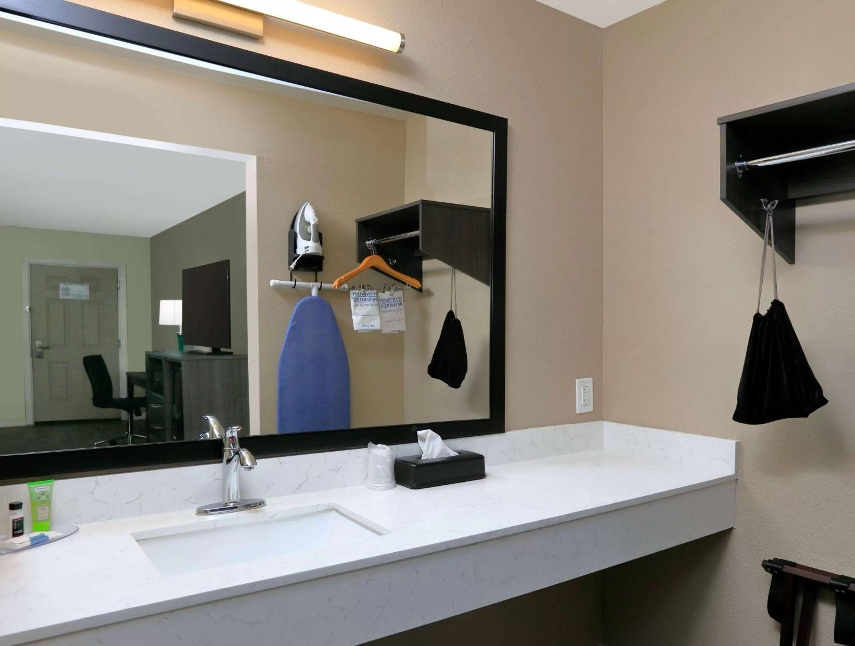 TV and multimedia in Super 8 by Wyndham Victoria - South - Hwy 59