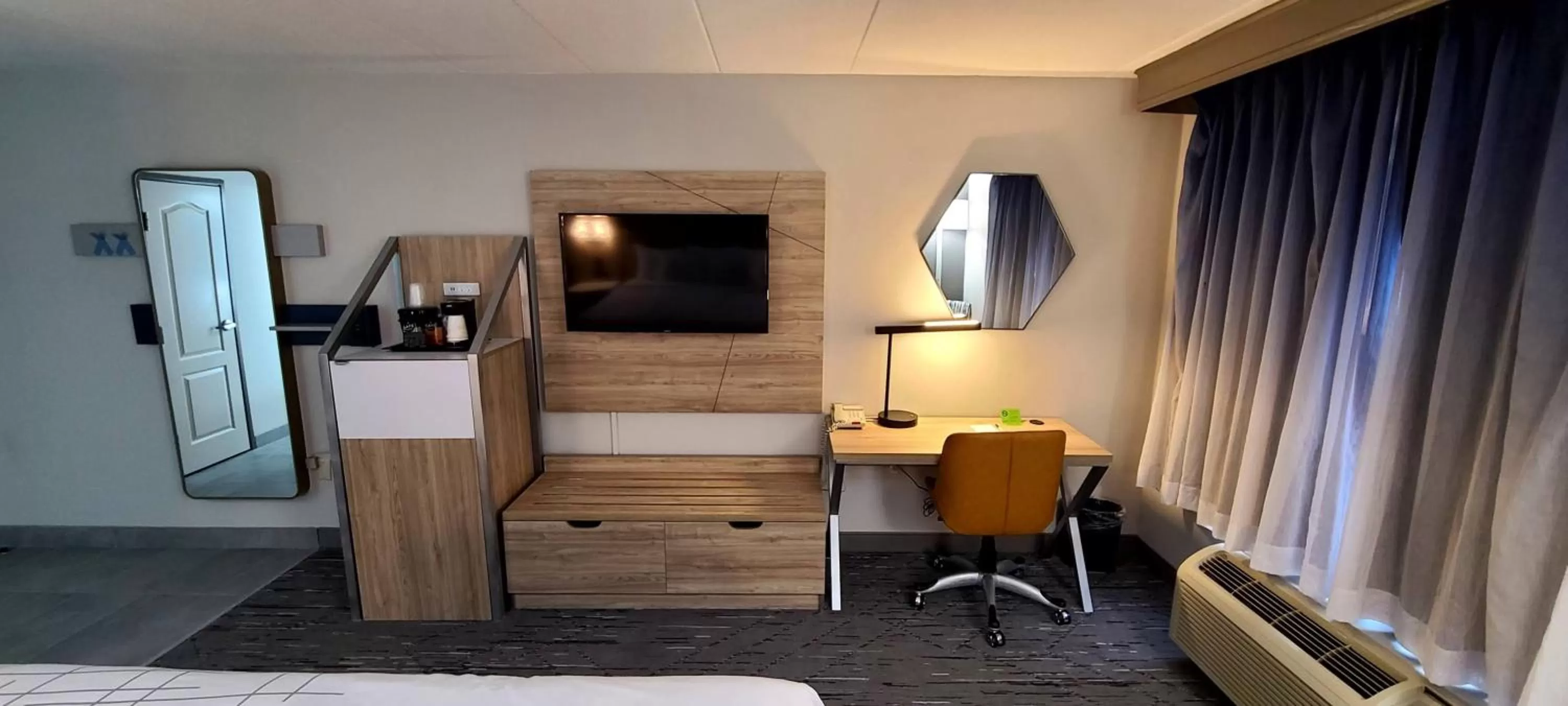 Coffee/tea facilities, Bed in La Quinta by Wyndham Lexington Park - Patuxent