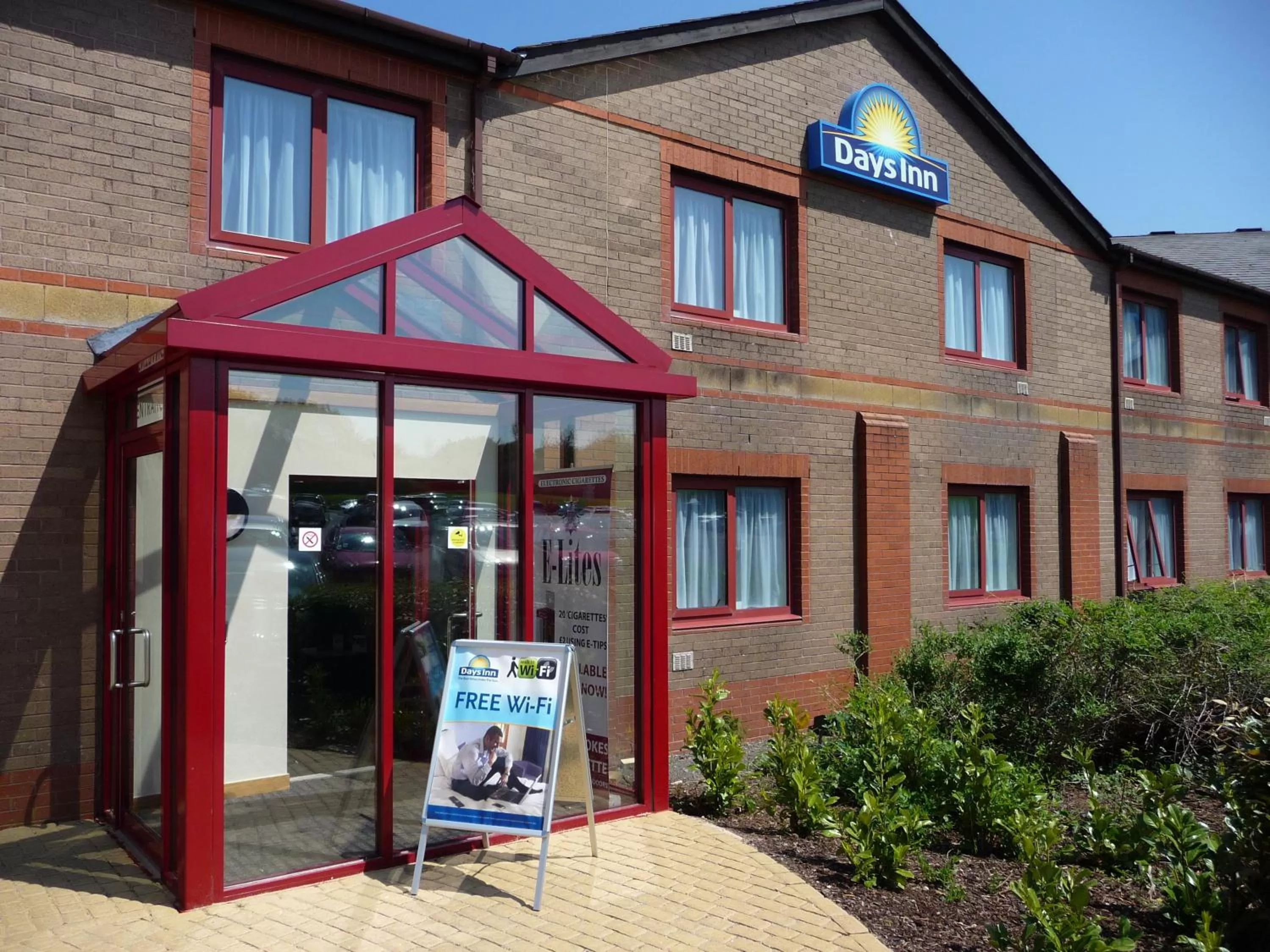 Facade/entrance in Days Inn Magor