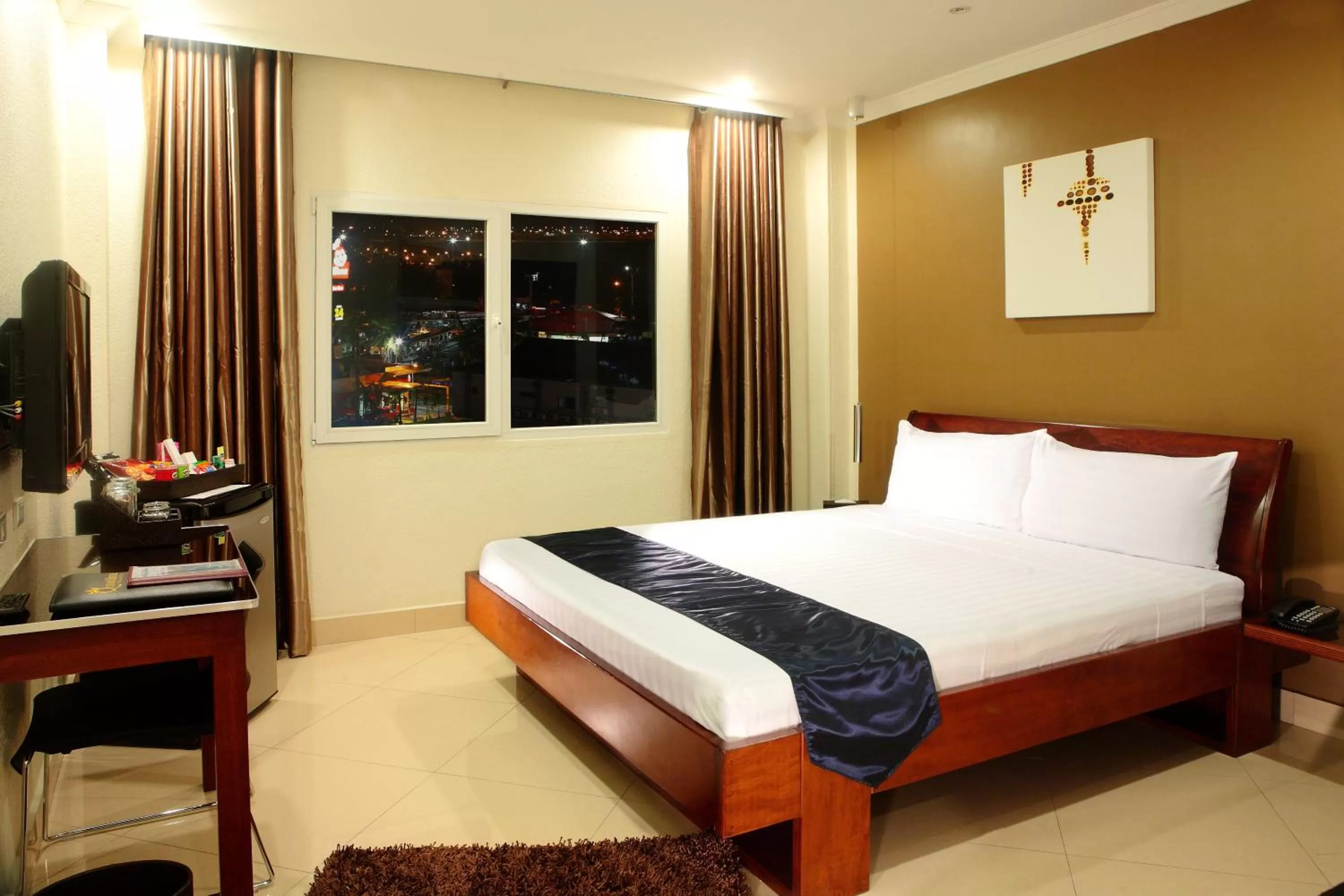 Bedroom, Bed in Queens Hotel Angeles City
