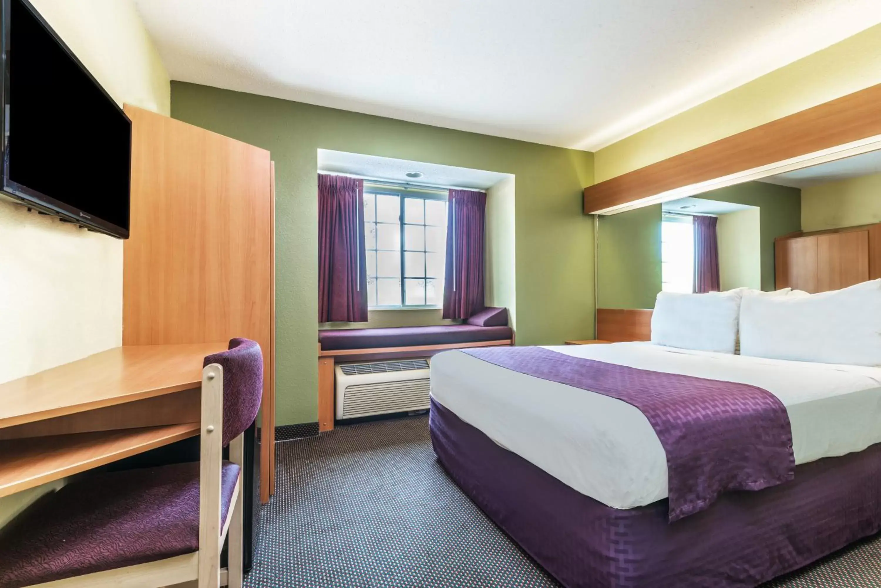 Queen Room - Non-Smoking in Microtel Inn & Suites by Wyndham Auburn Queen Room - Non-Smoking in Microtel Inn & Suites by Wyndham Auburn