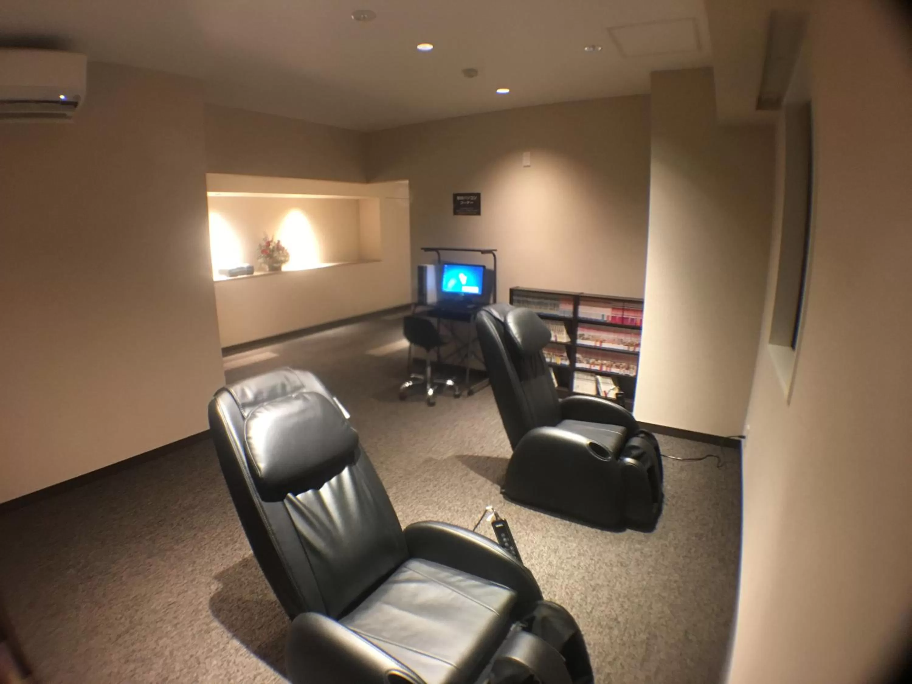 Communal lounge/ TV room in Hotel Crown Hills Onahama