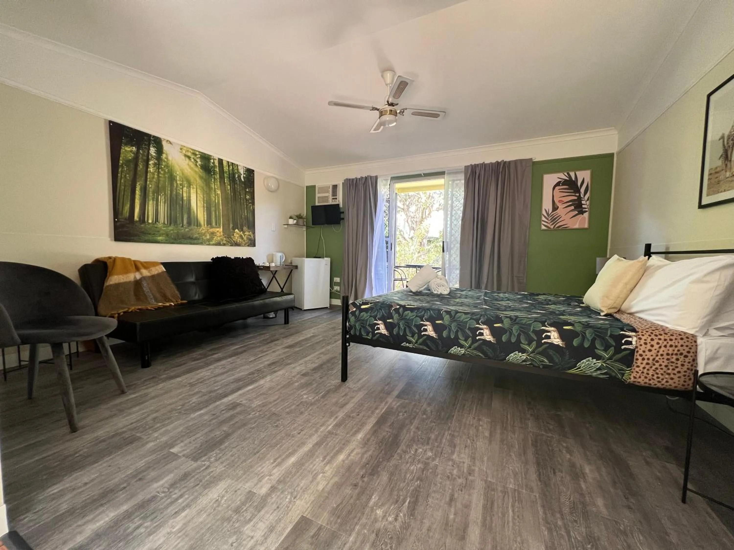 Photo of the whole room, Bed in Colonial Village Resort