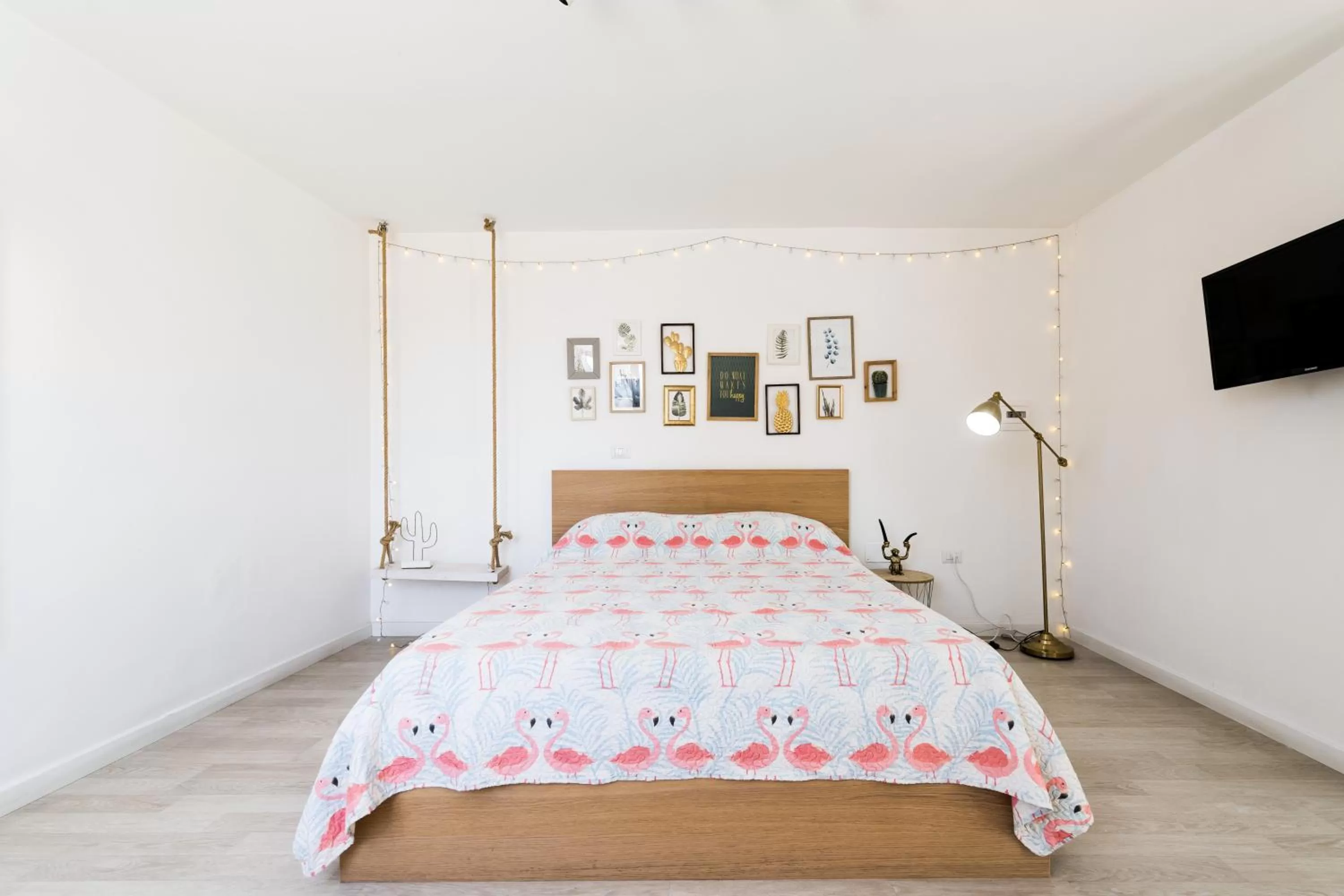 Photo of the whole room, Bed in Flamingo B&B