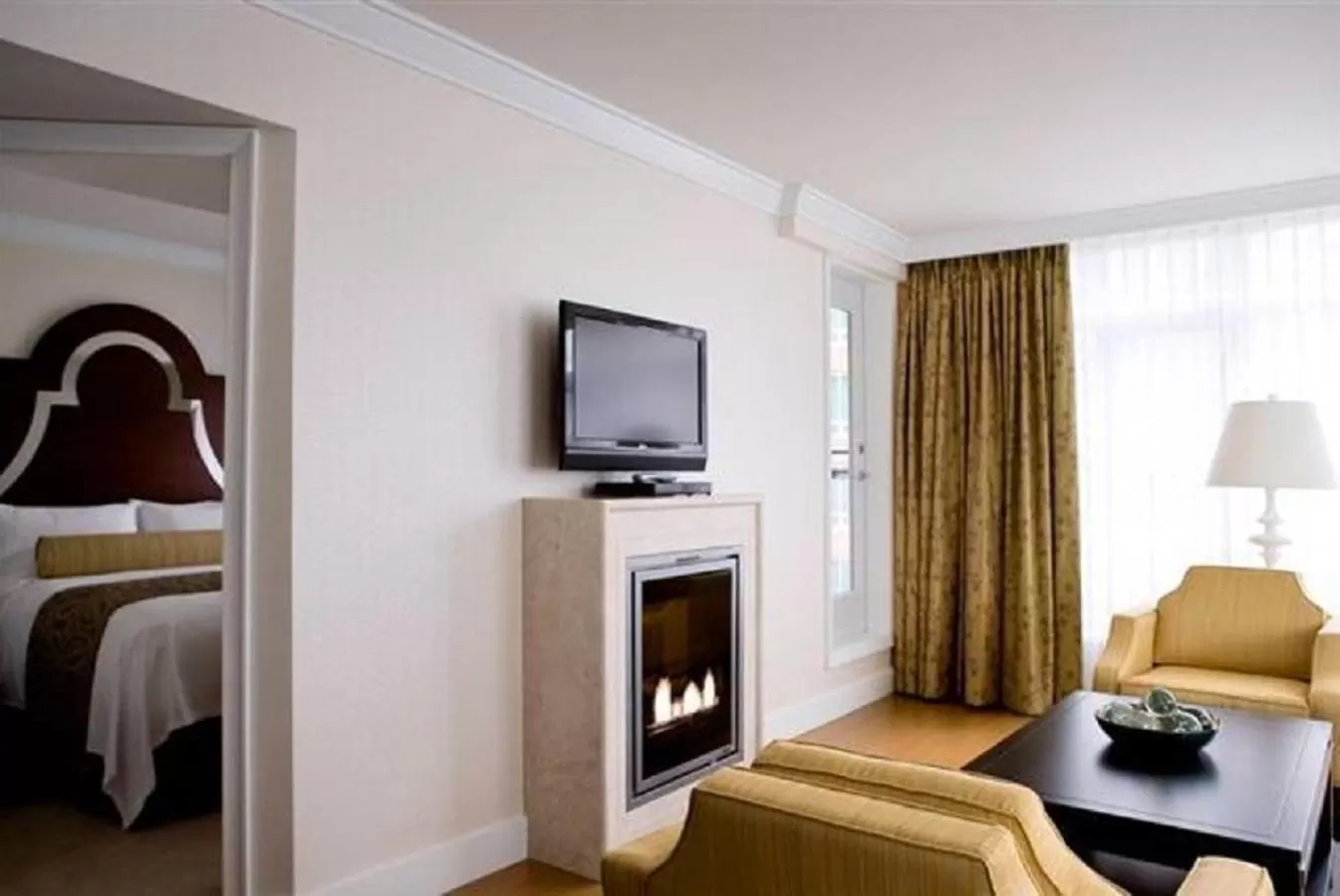 Living room, Bed in L'Hermitage Hotel