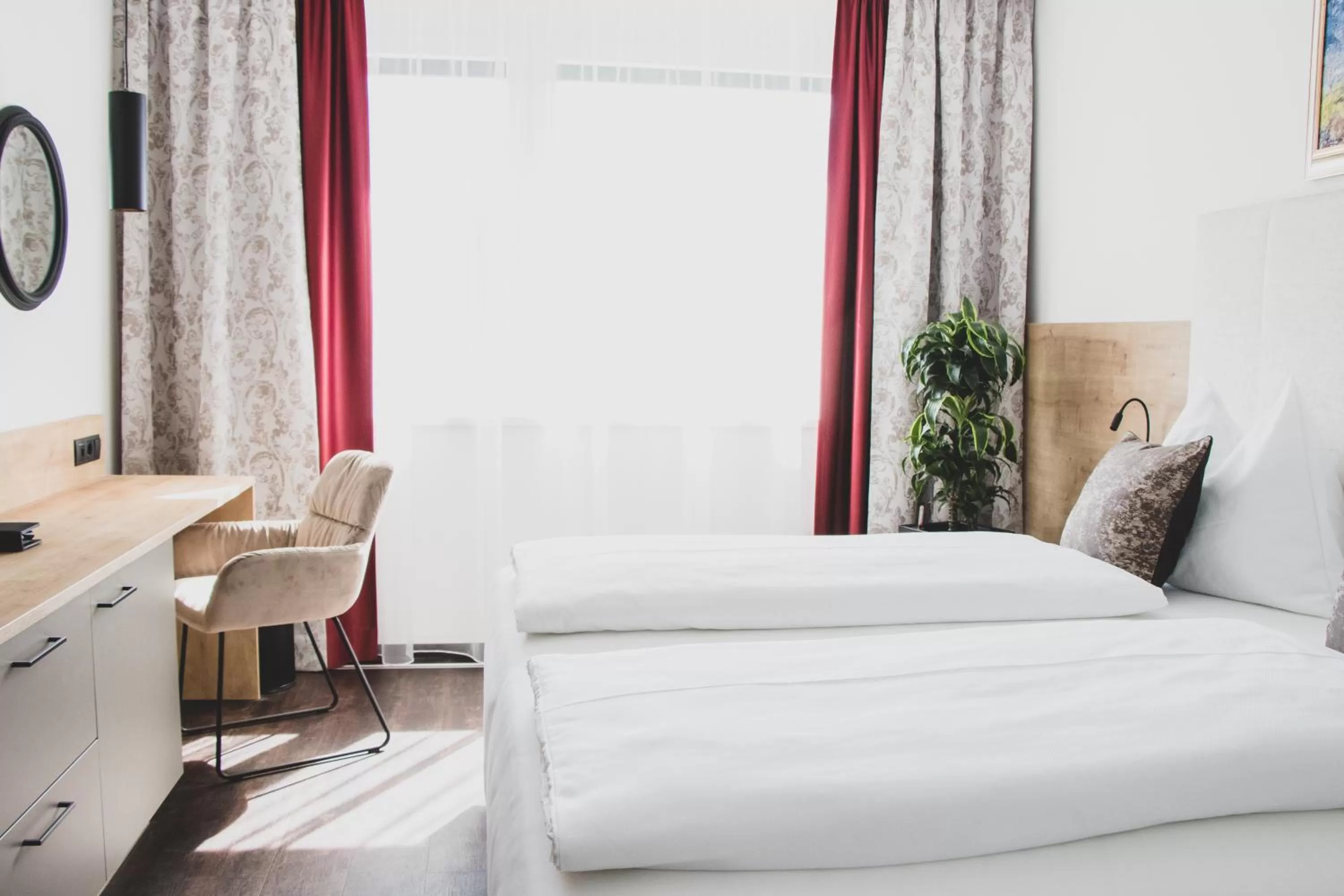 Photo of the whole room, Bed in EDELMANNs Hotel