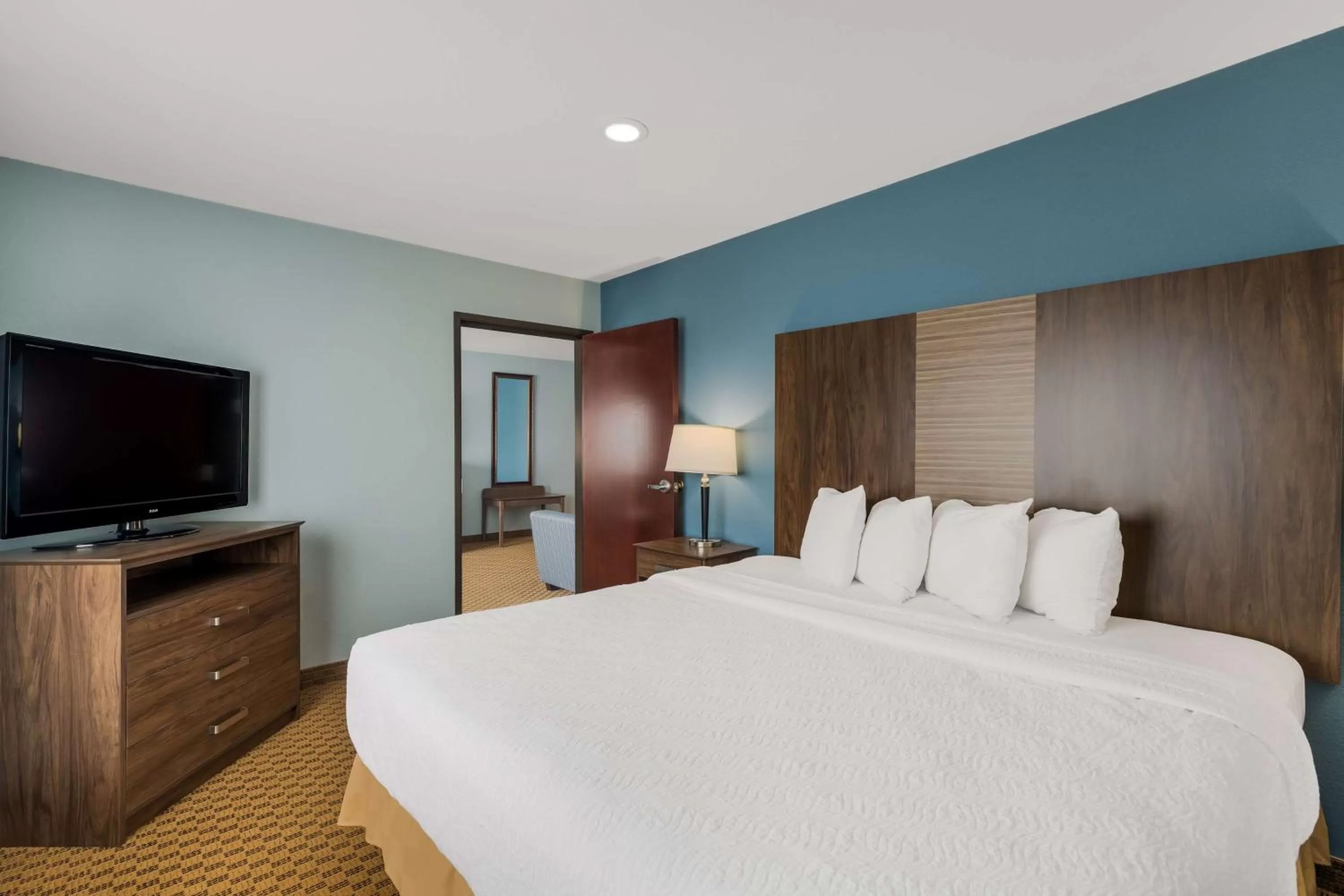 Photo of the whole room, Bed in Best Western South Plains Inn & Suites