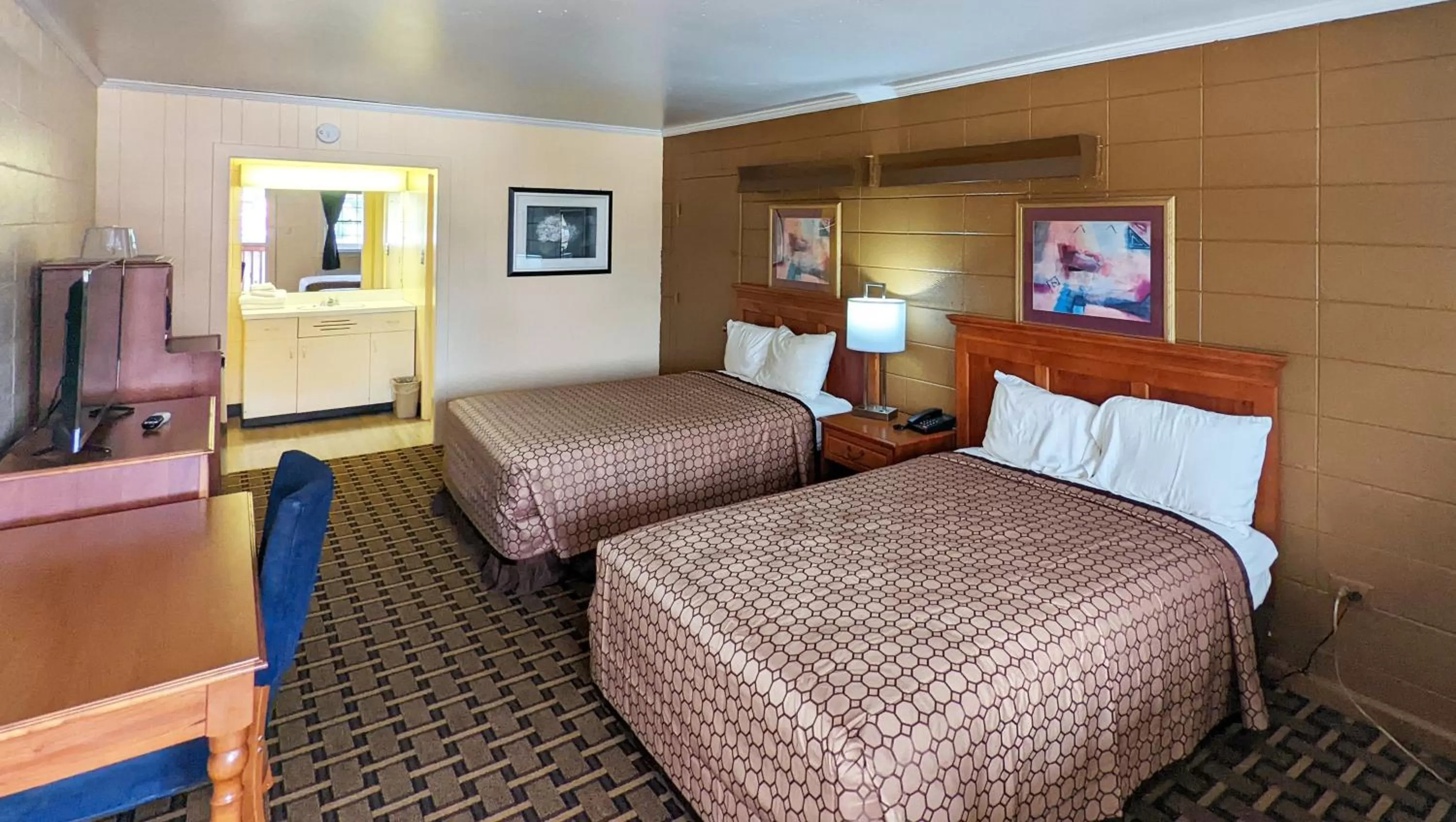 Photo of the whole room, Bed in M Star Hotel Cleveland