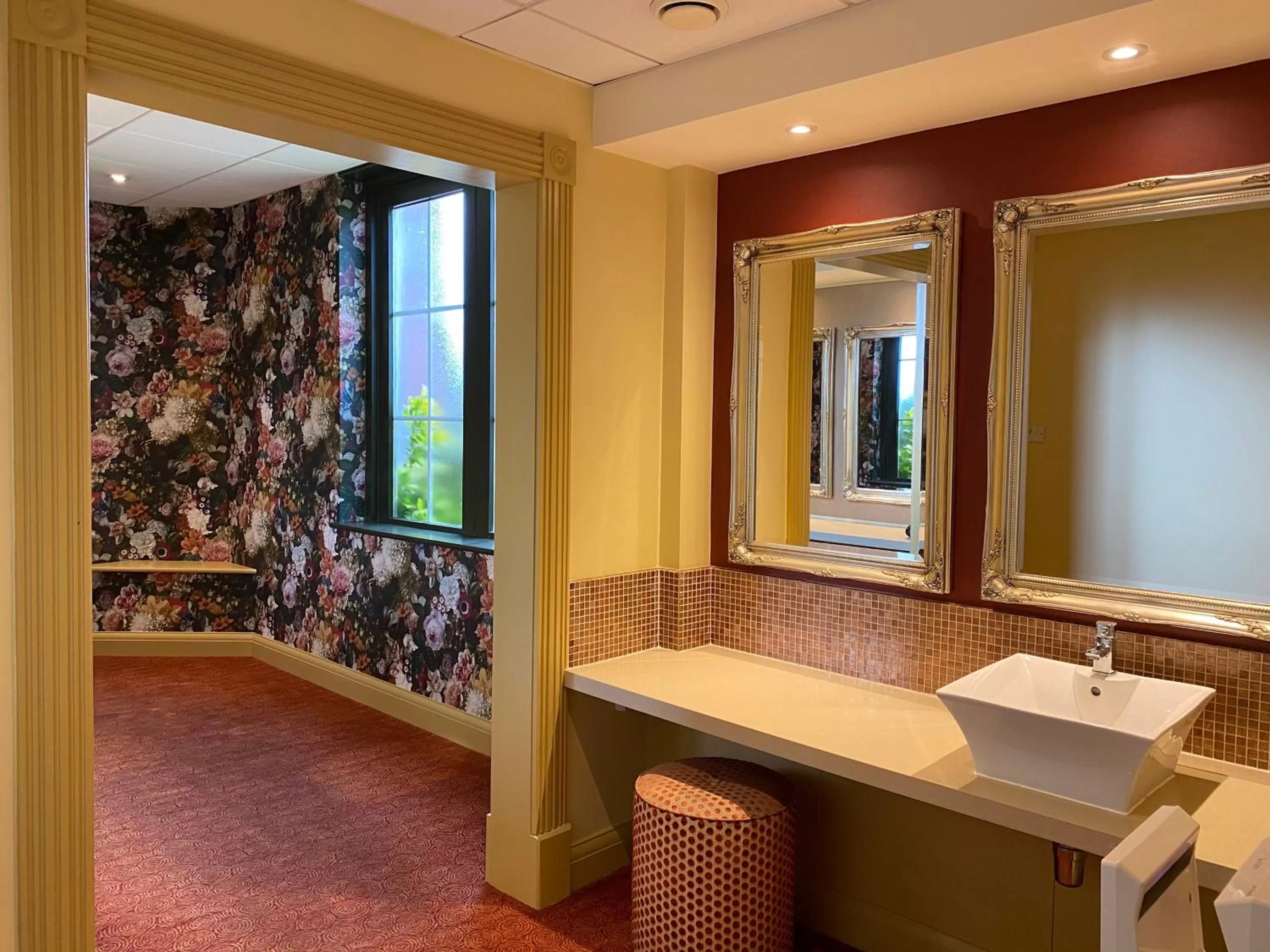 Swimming pool in Park Farm Hotel