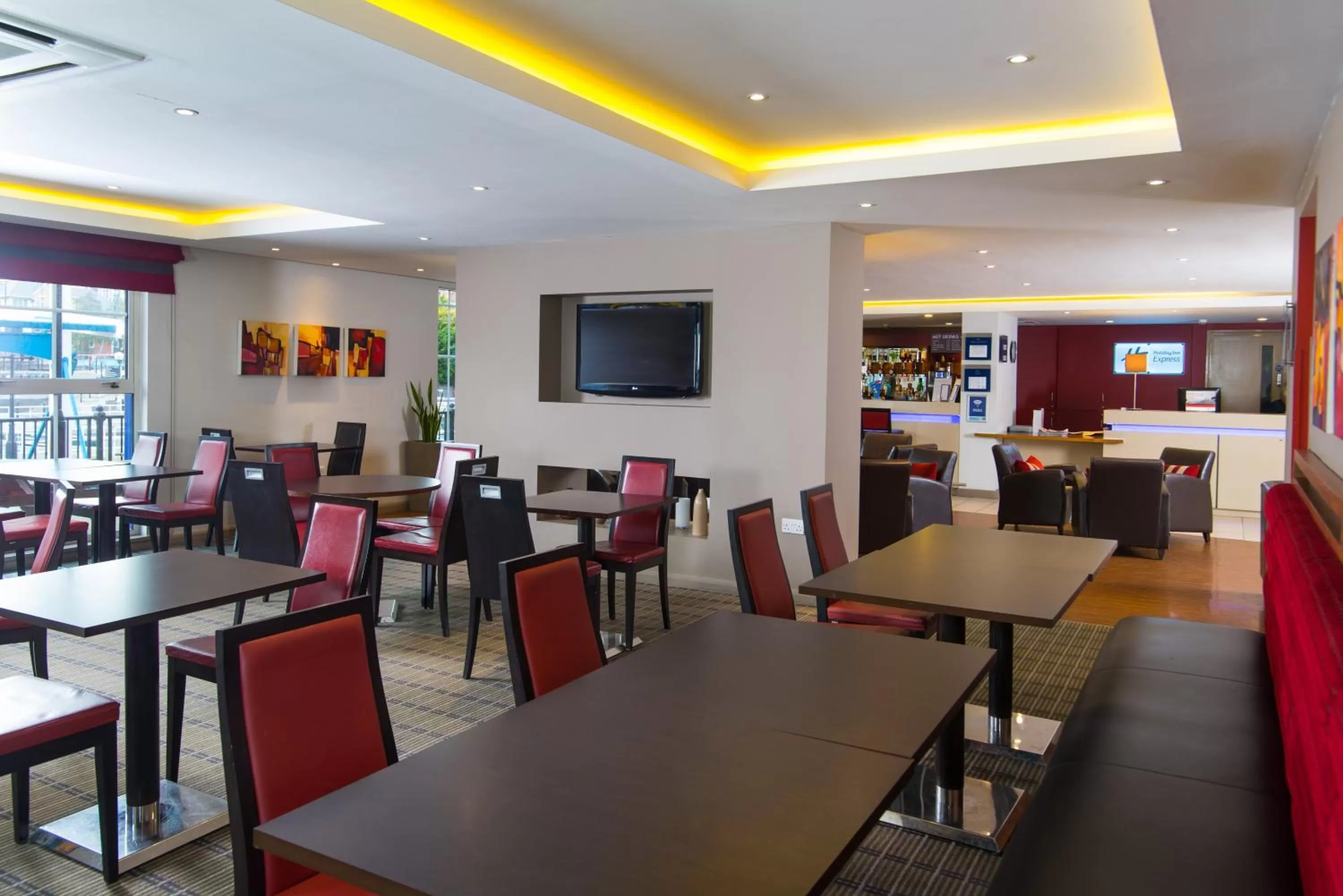 Restaurant/places to eat in Holiday Inn Express Manchester - Salford Quays by IHG